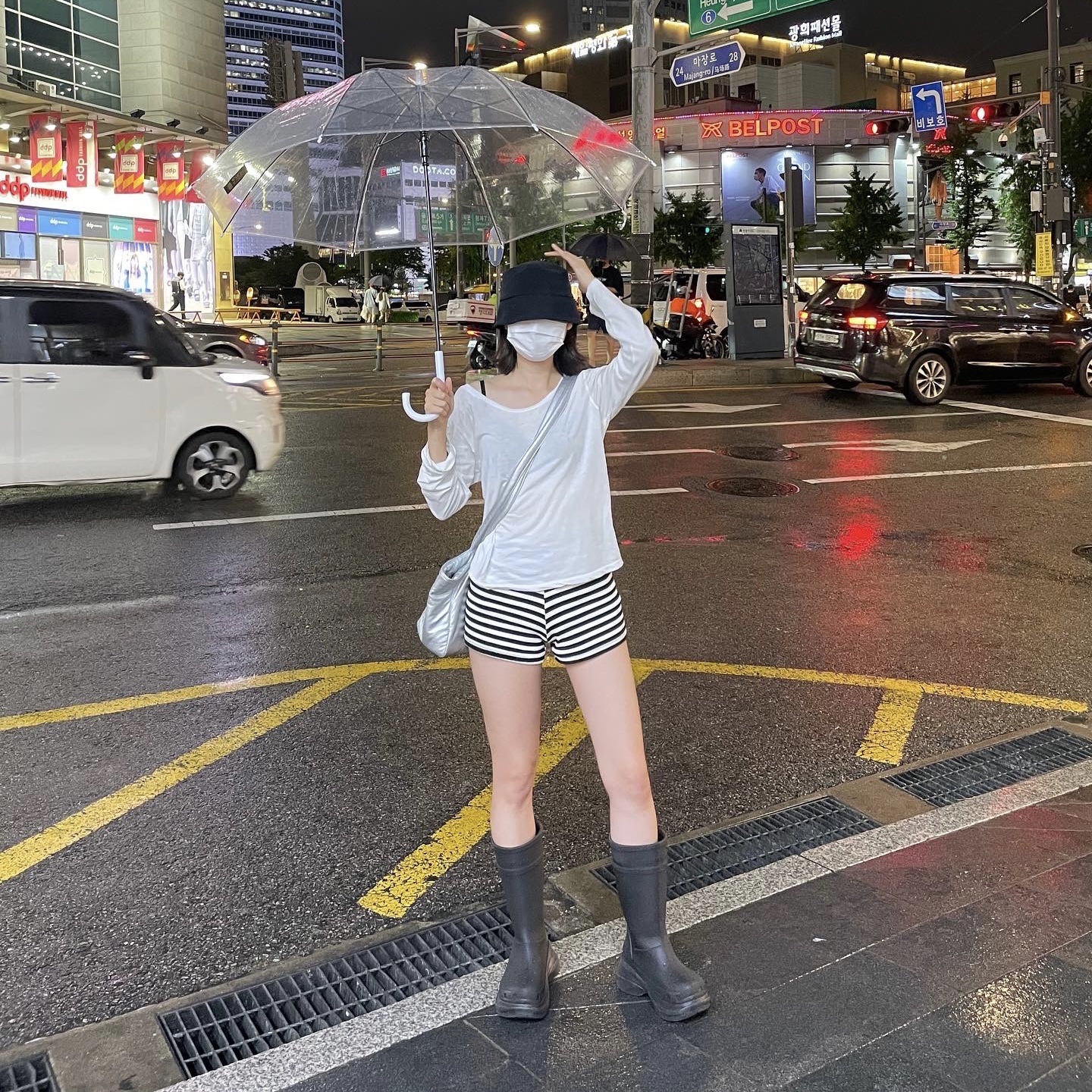 (W) Balenciaga x Crocs Rubber Boot Black 착용 스타일 - 3