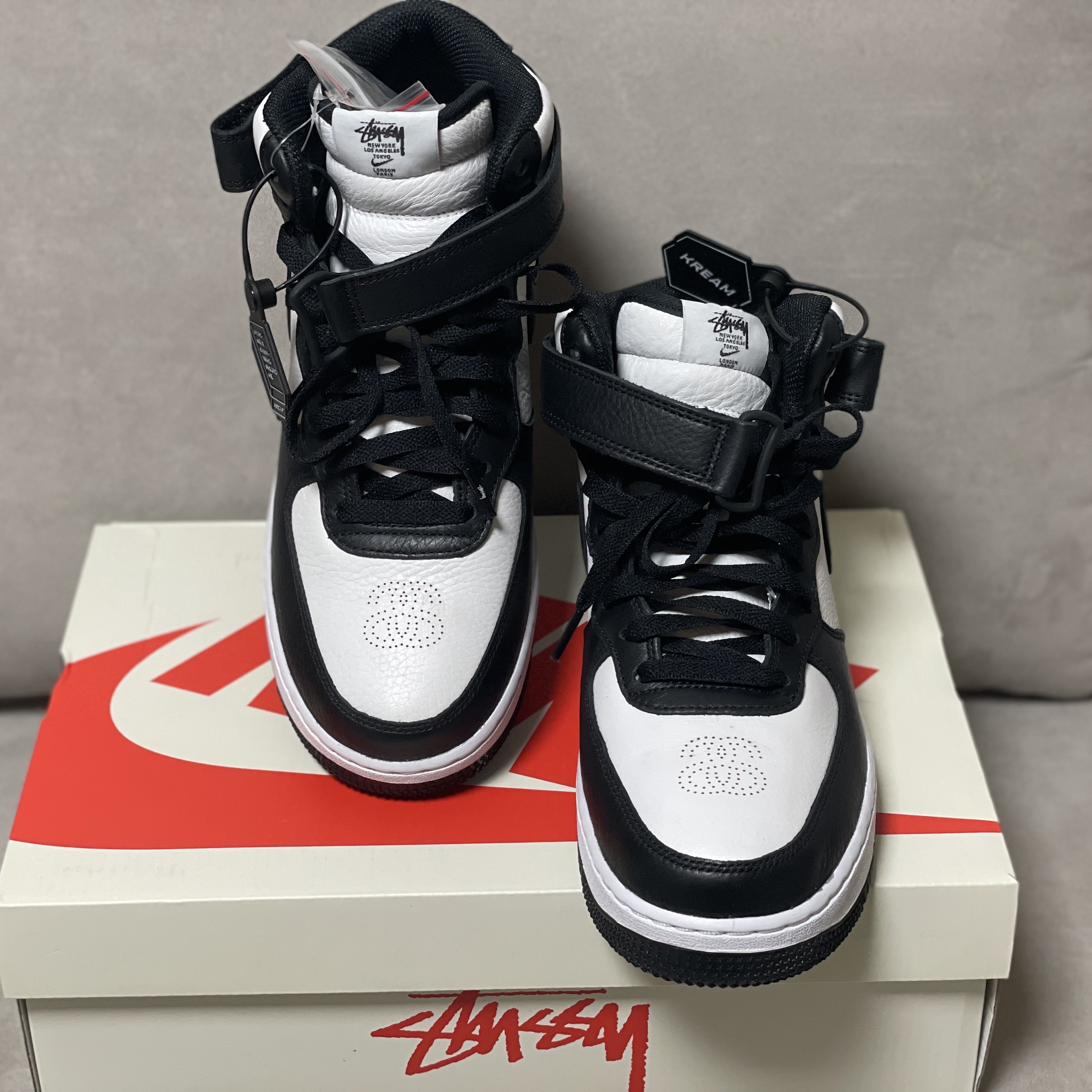 Nike x Stussy Air Force 1 '07 Mid SP Black and Light Bone 착용 스타일 - 1