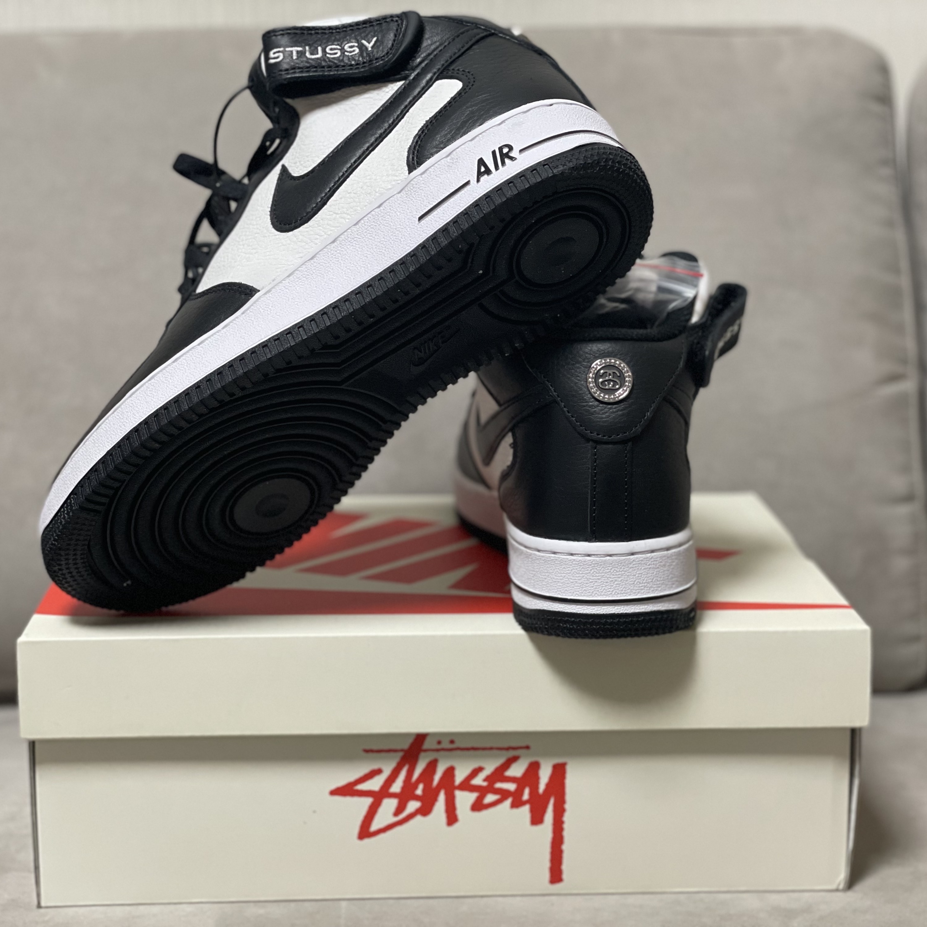 Nike x Stussy Air Force 1 '07 Mid SP Black and Light Bone 착용 스타일 - 4
