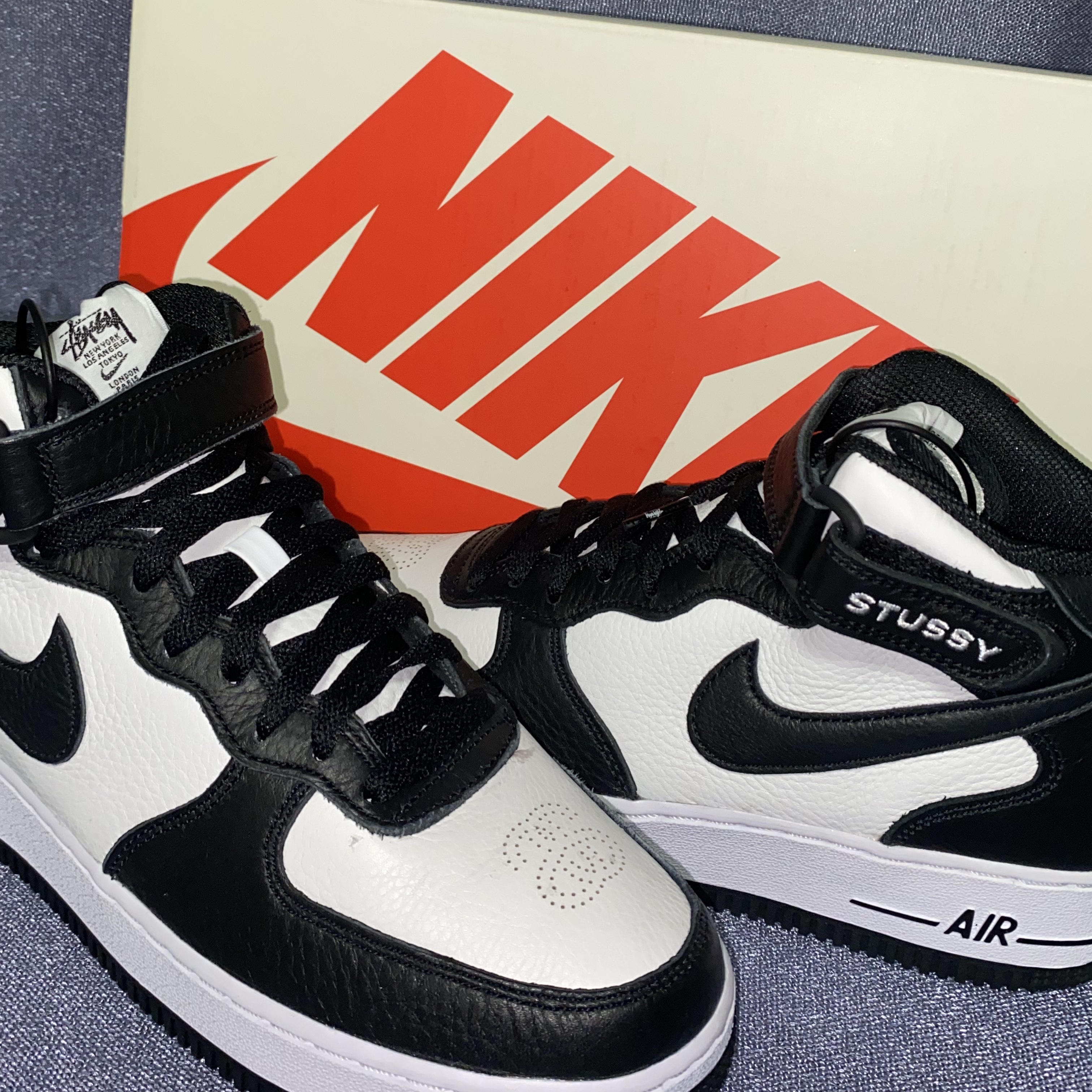 Nike x Stussy Air Force 1 '07 Mid SP Black and Light Bone 착용 스타일 - 1