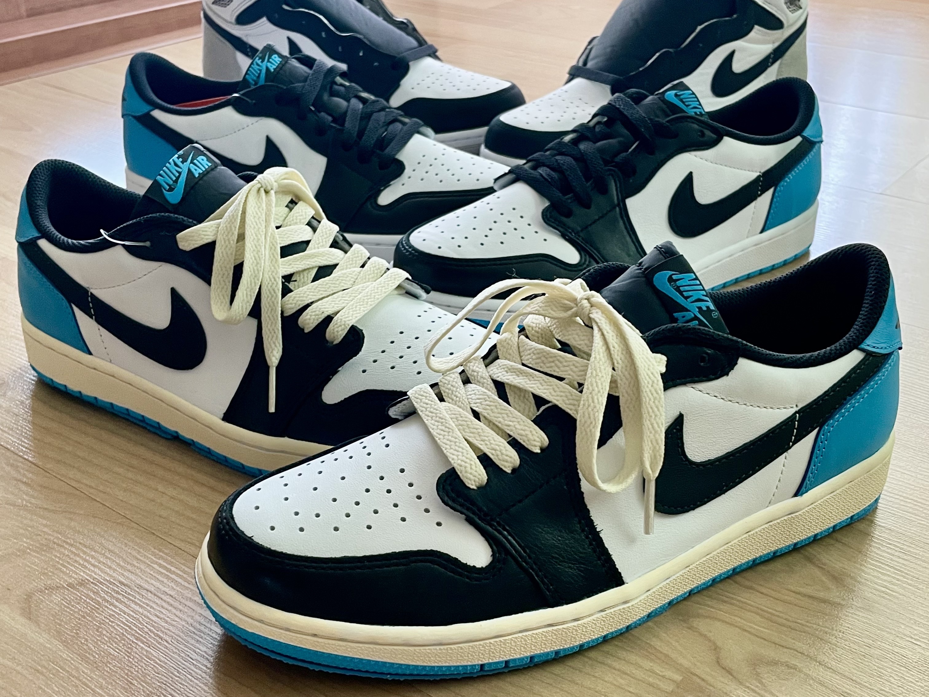 Jordan 1 Retro Low OG Black and Dark Powder Blue, Nike x Kasina Air Max 1 SP Won-Ang Particle Grey 착용 스타일 - 1