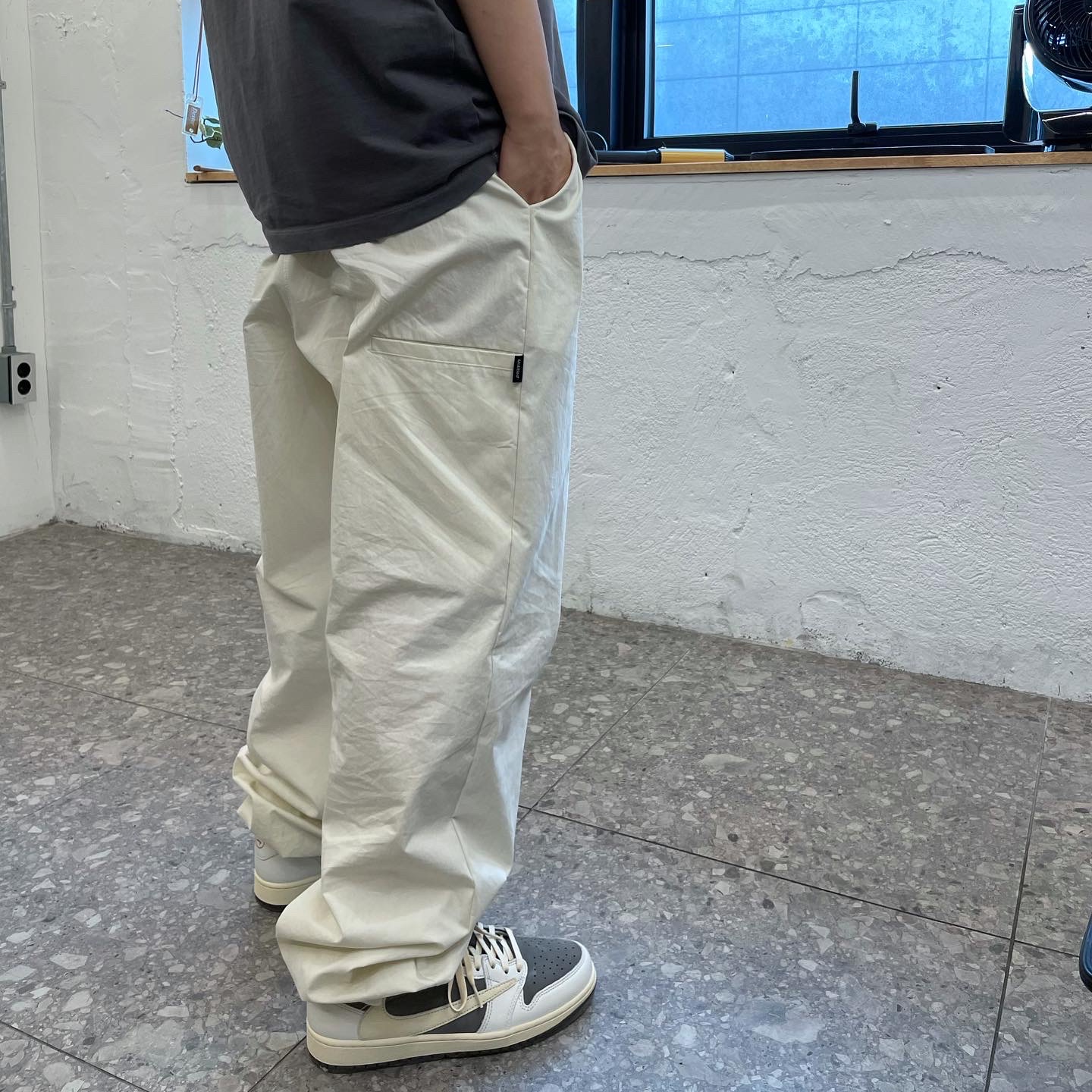 Jordan 1 x Travis Scott Retro Low OG SP Sail and Ridgerock 착용 스타일
