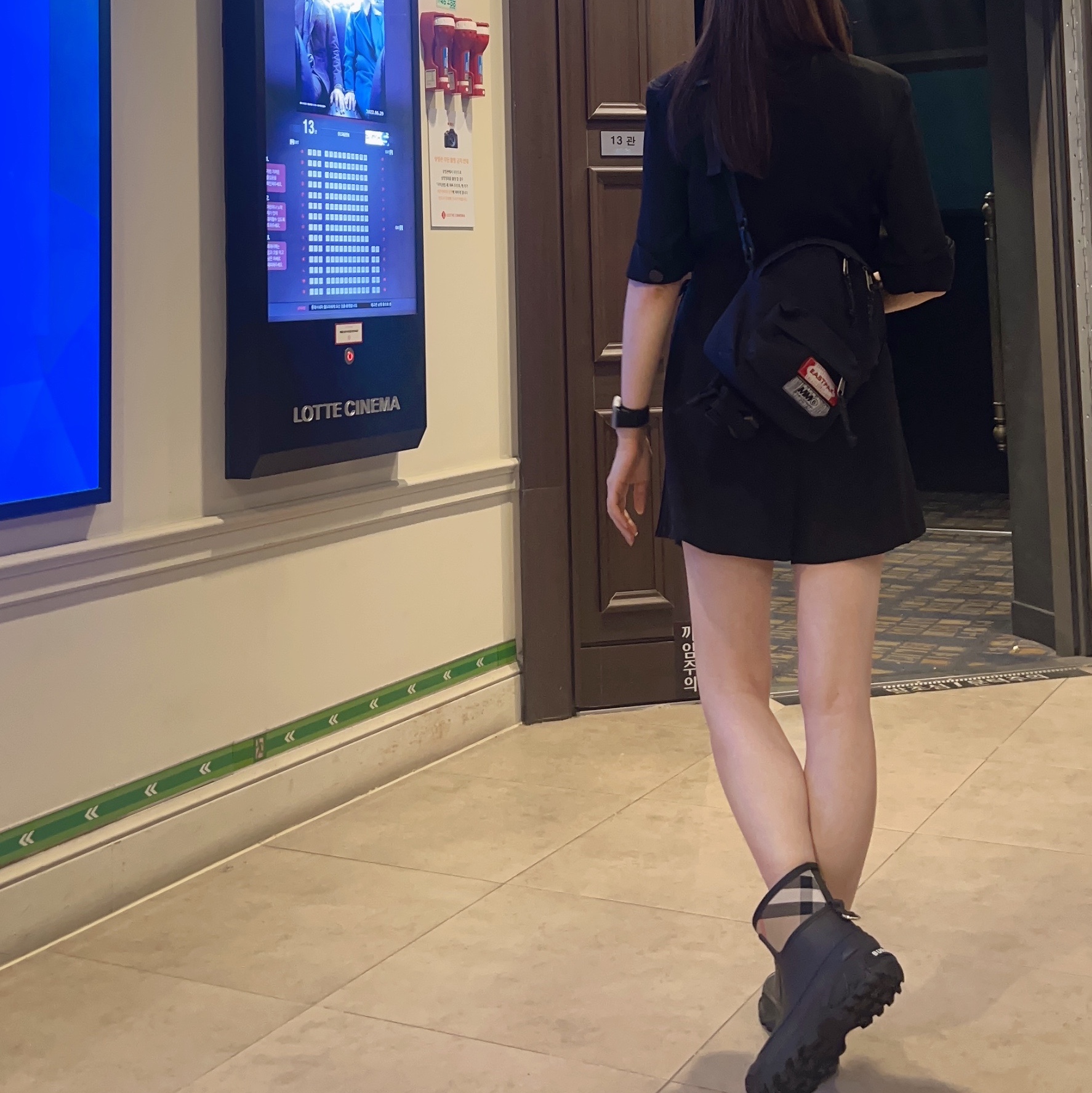 MM6 Maison Margiela x Eastpak Mini Shoulder Bag Black 착용 스타일