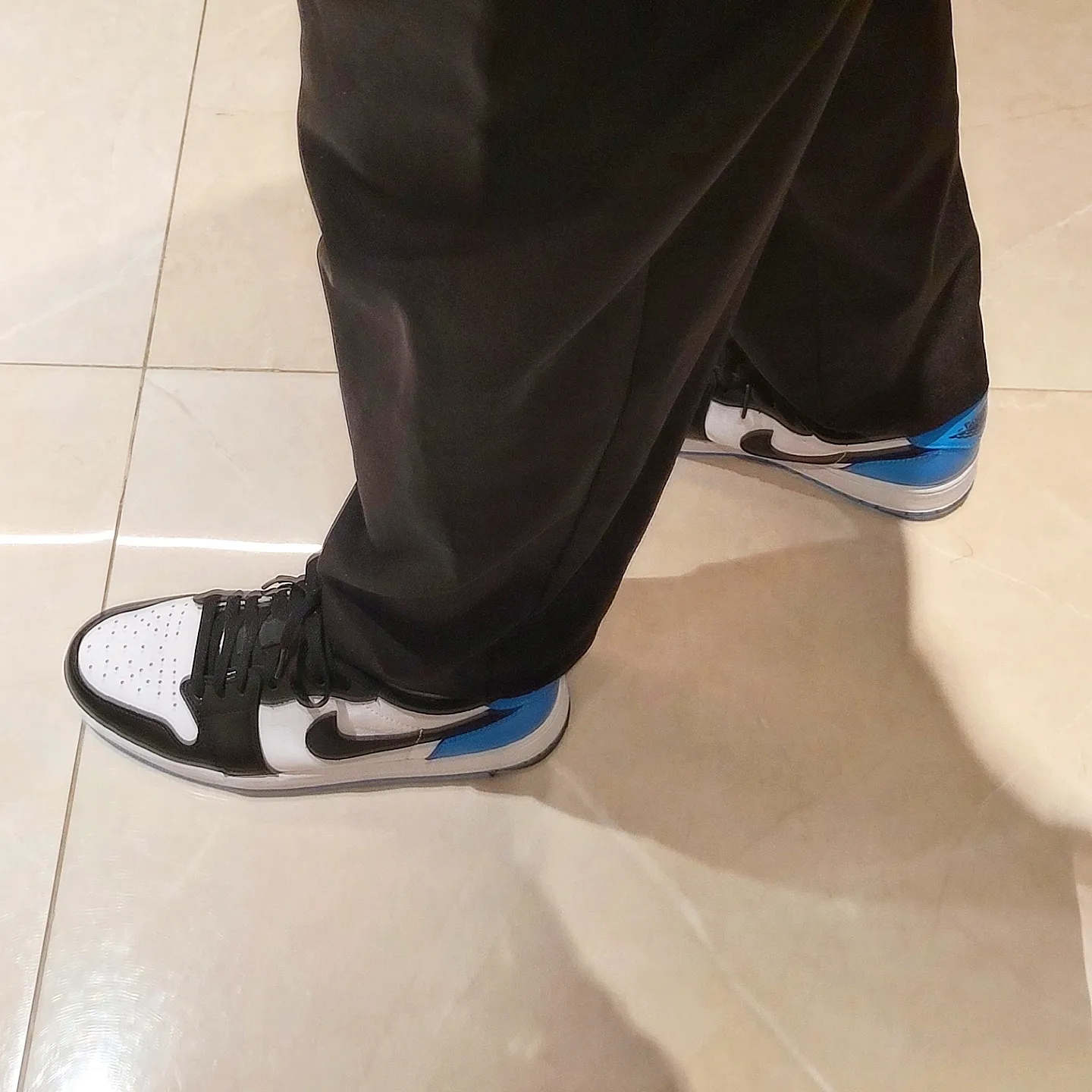 Jordan 1 Retro Low OG Black and Dark Powder Blue 착용 스타일 - 2