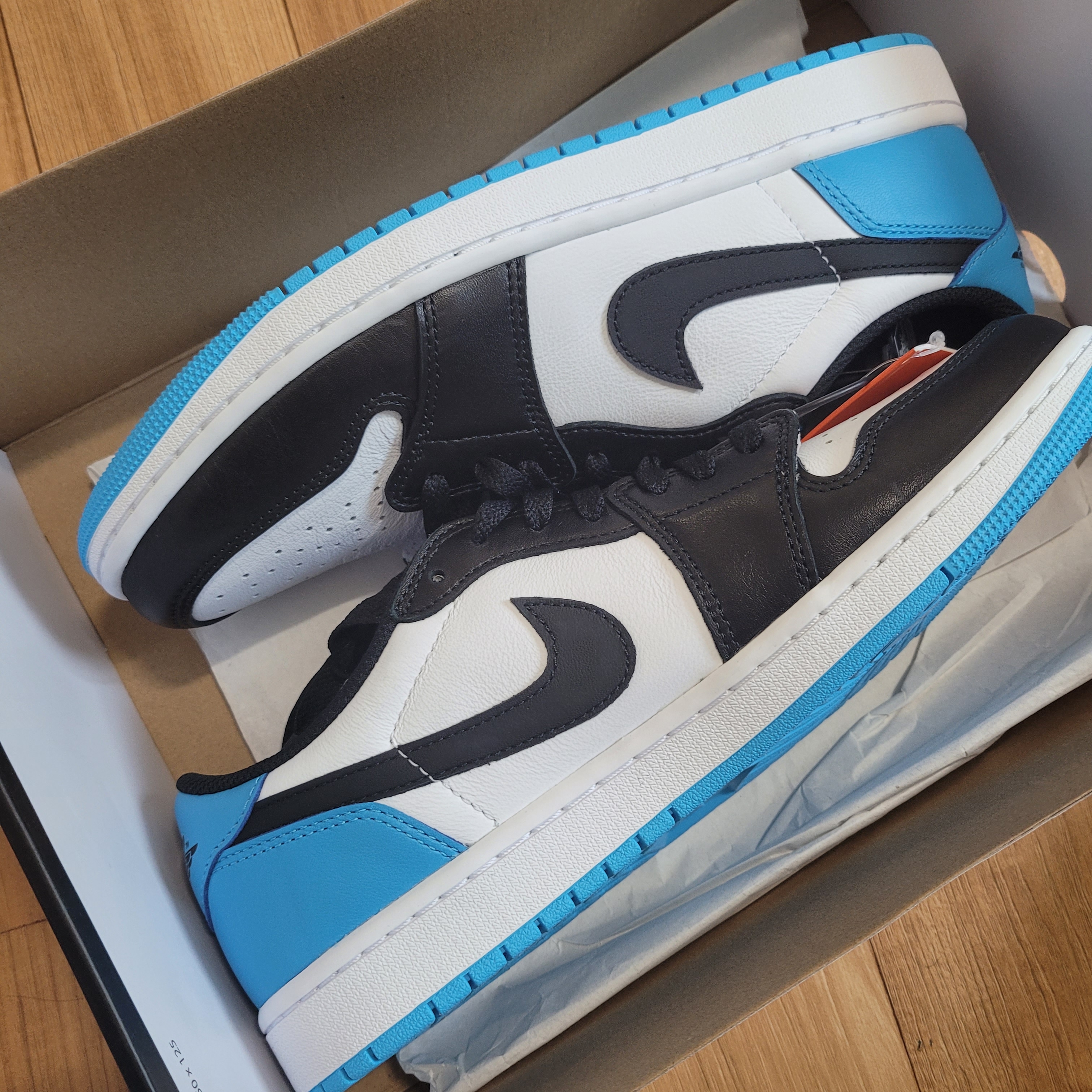Jordan 1 Retro Low OG Black and Dark Powder Blue 착용 스타일 - 2