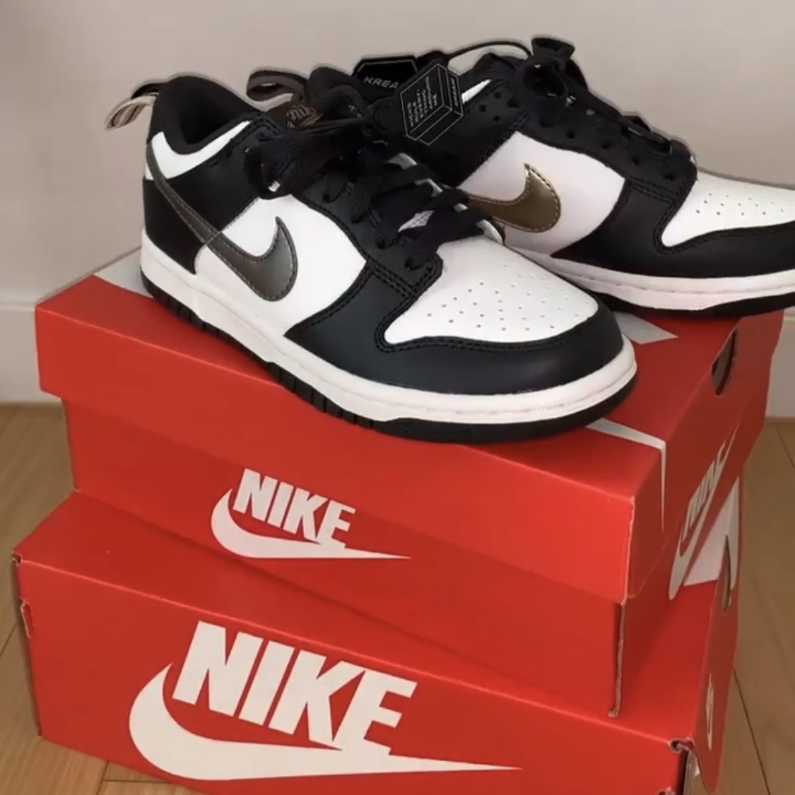 (GS) Nike Dunk Low SE Off Noir Summit White Metallic Pewter 착용 스타일