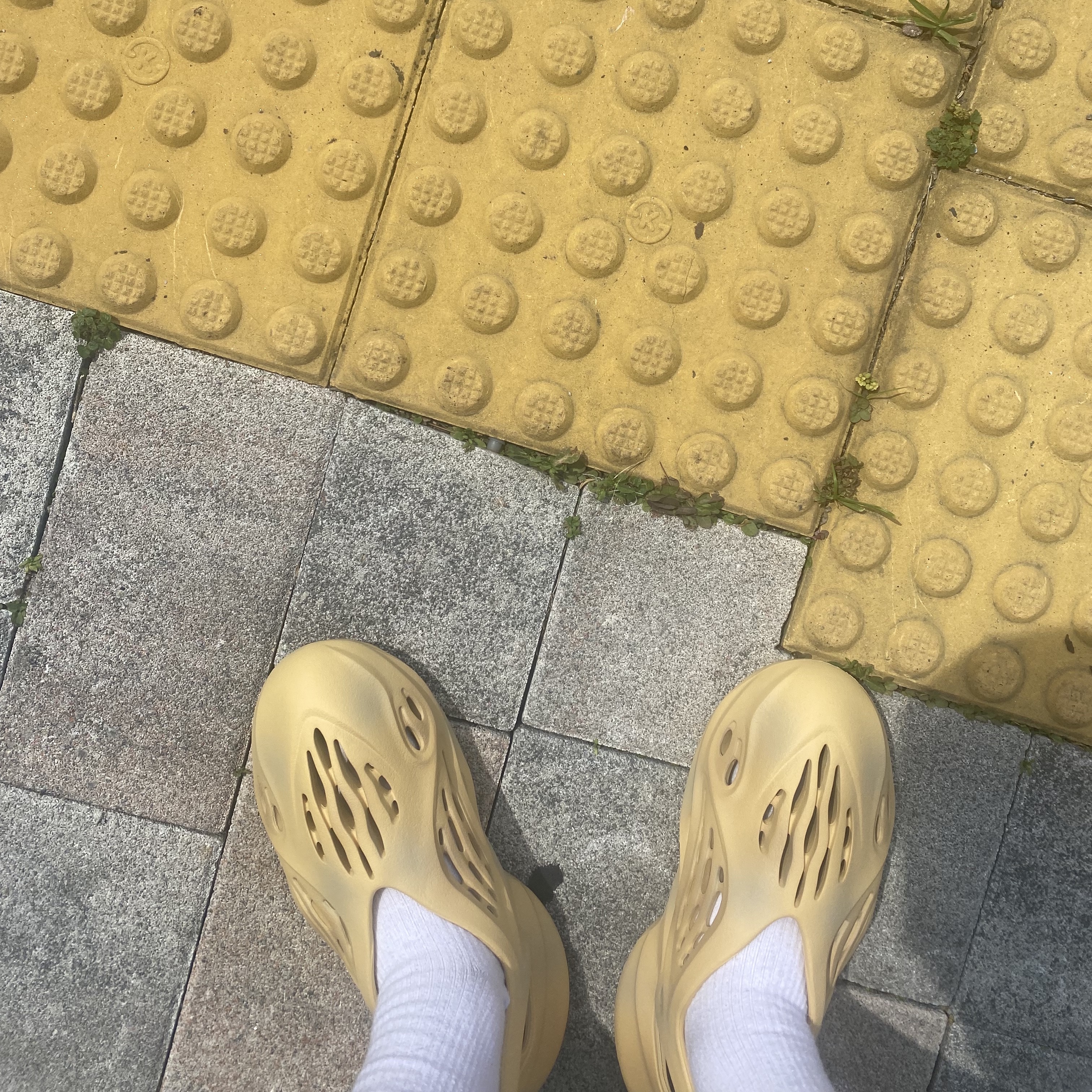Adidas Yeezy Foam RNNR Desert Sand 착용 스타일 - 1