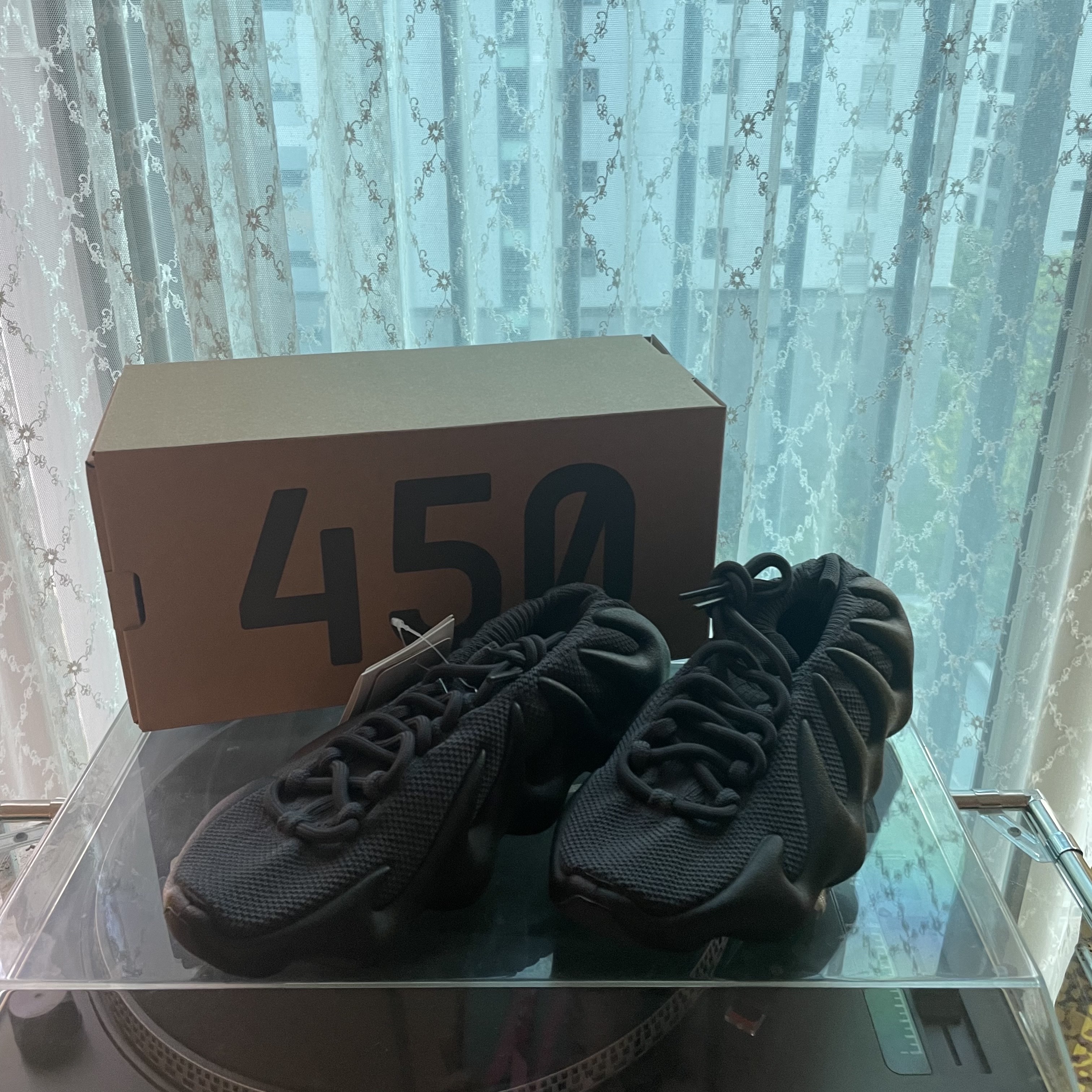 Adidas Yeezy 450 Utility Black 착용 스타일