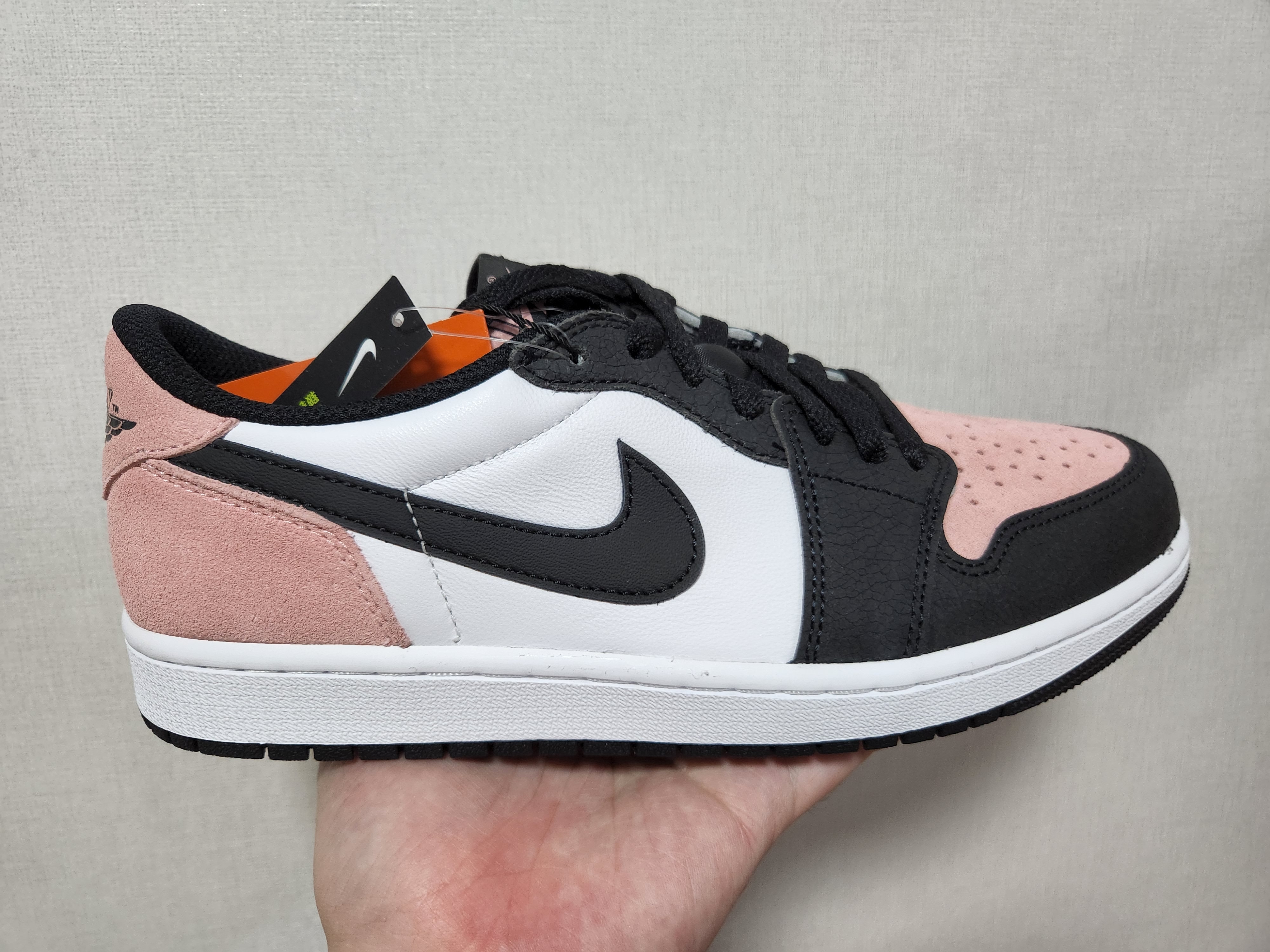 Jordan 1 Retro Low OG Bleached Coral 착용 스타일 - 1