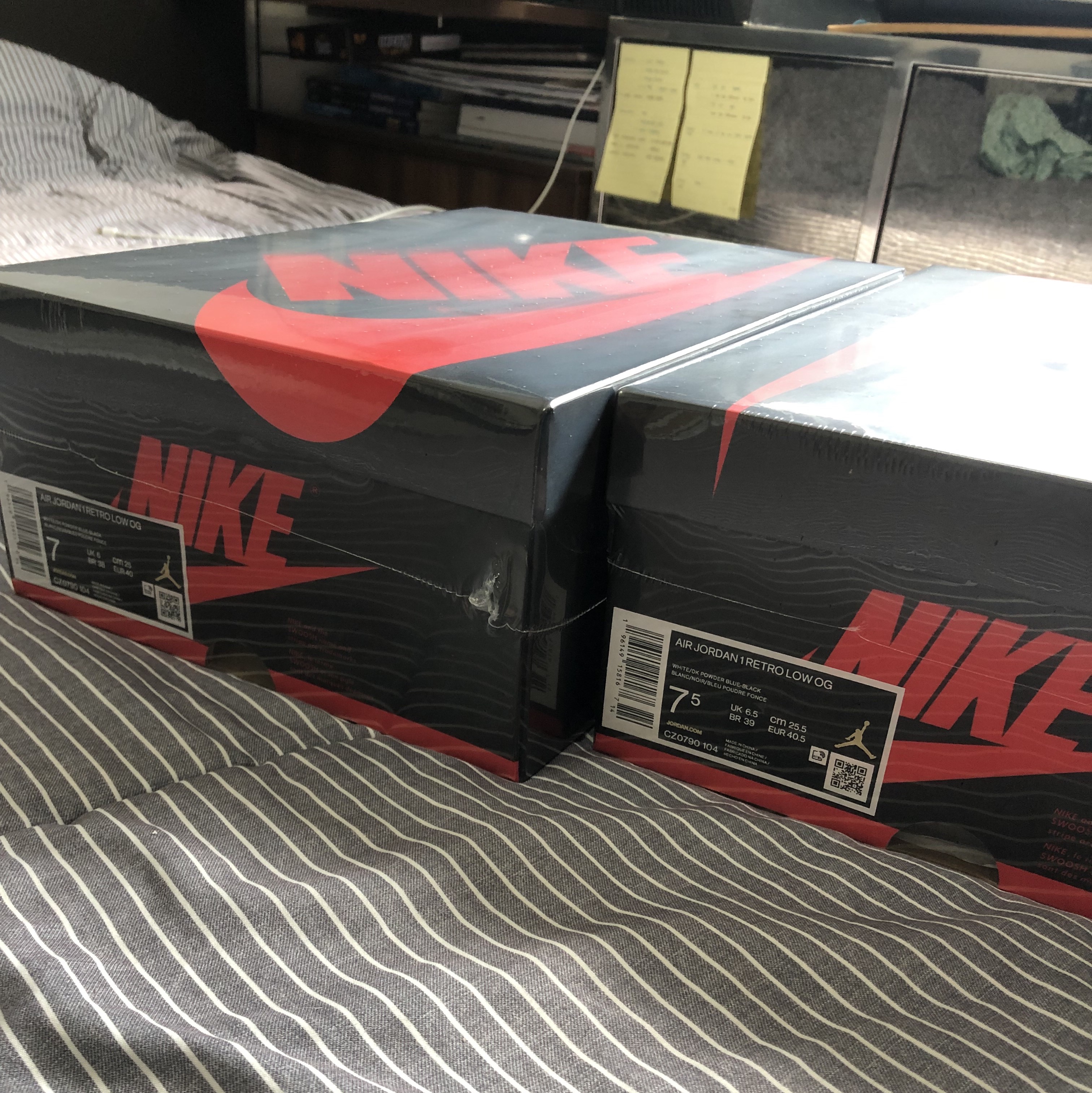 Jordan 1 Retro Low OG Black and Dark Powder Blue 착용 스타일 - 5
