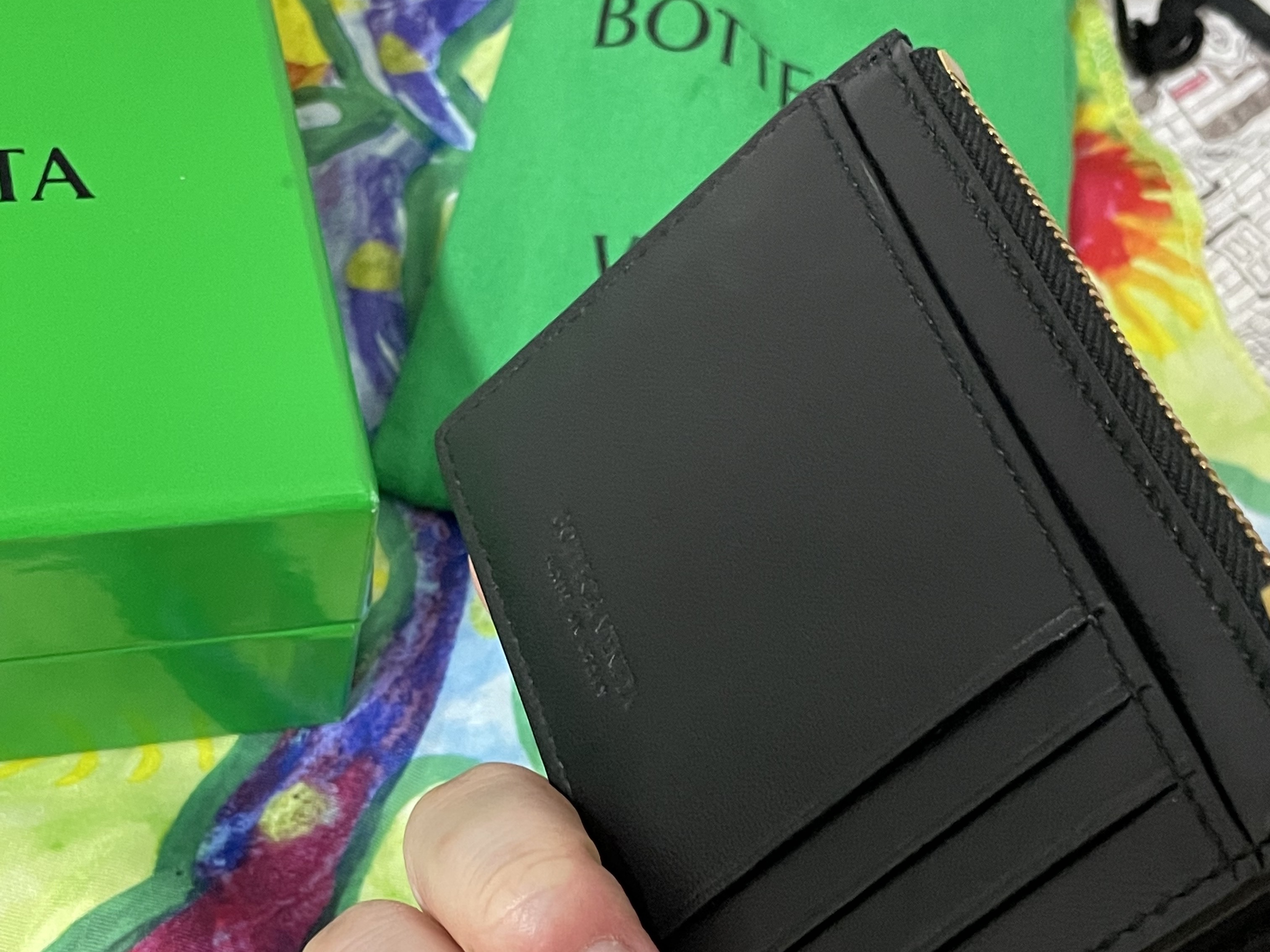 Bottega Veneta Zipped Card Case Black Gold 착용 스타일 - 3