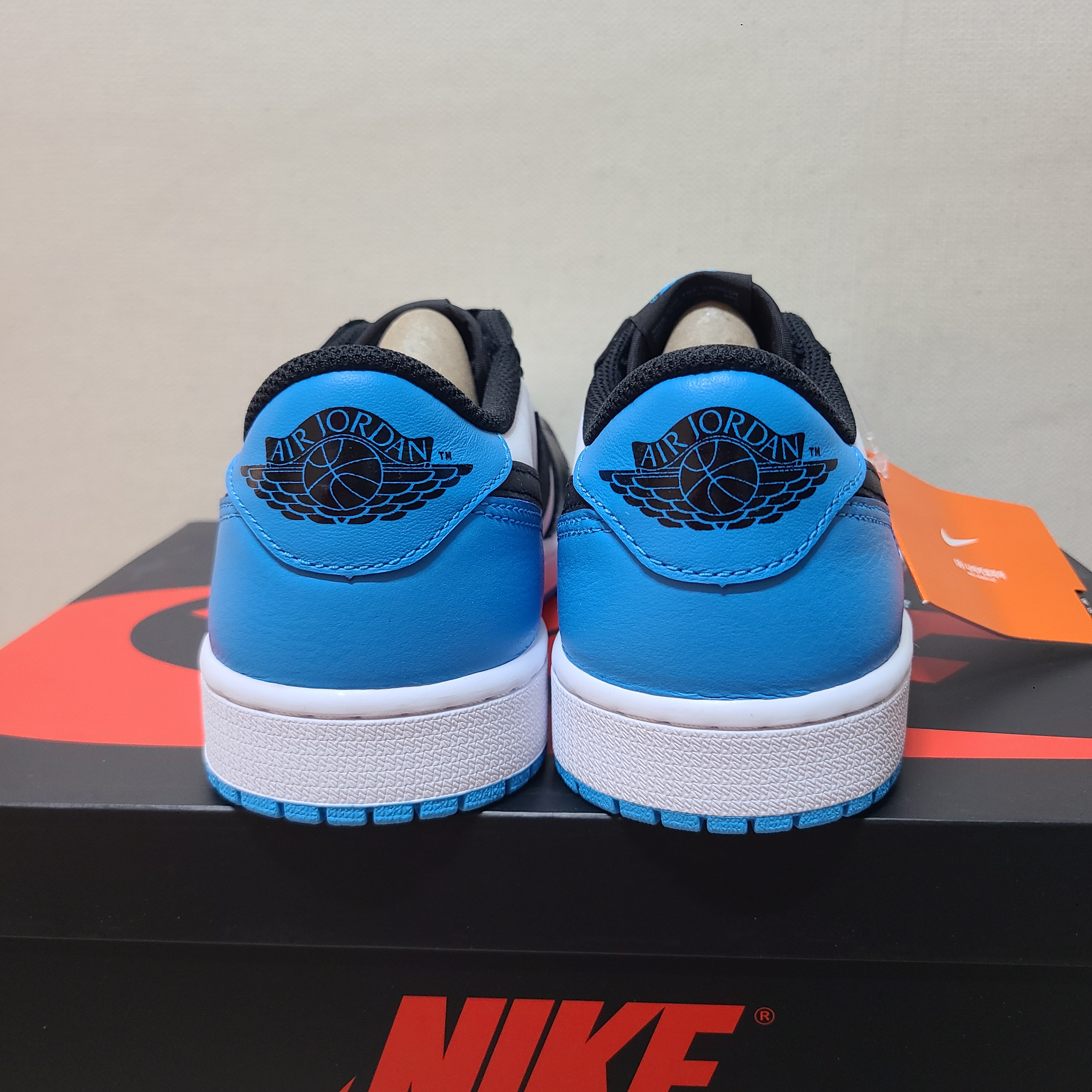 Jordan 1 Retro Low OG Black and Dark Powder Blue 착용 스타일 - 4