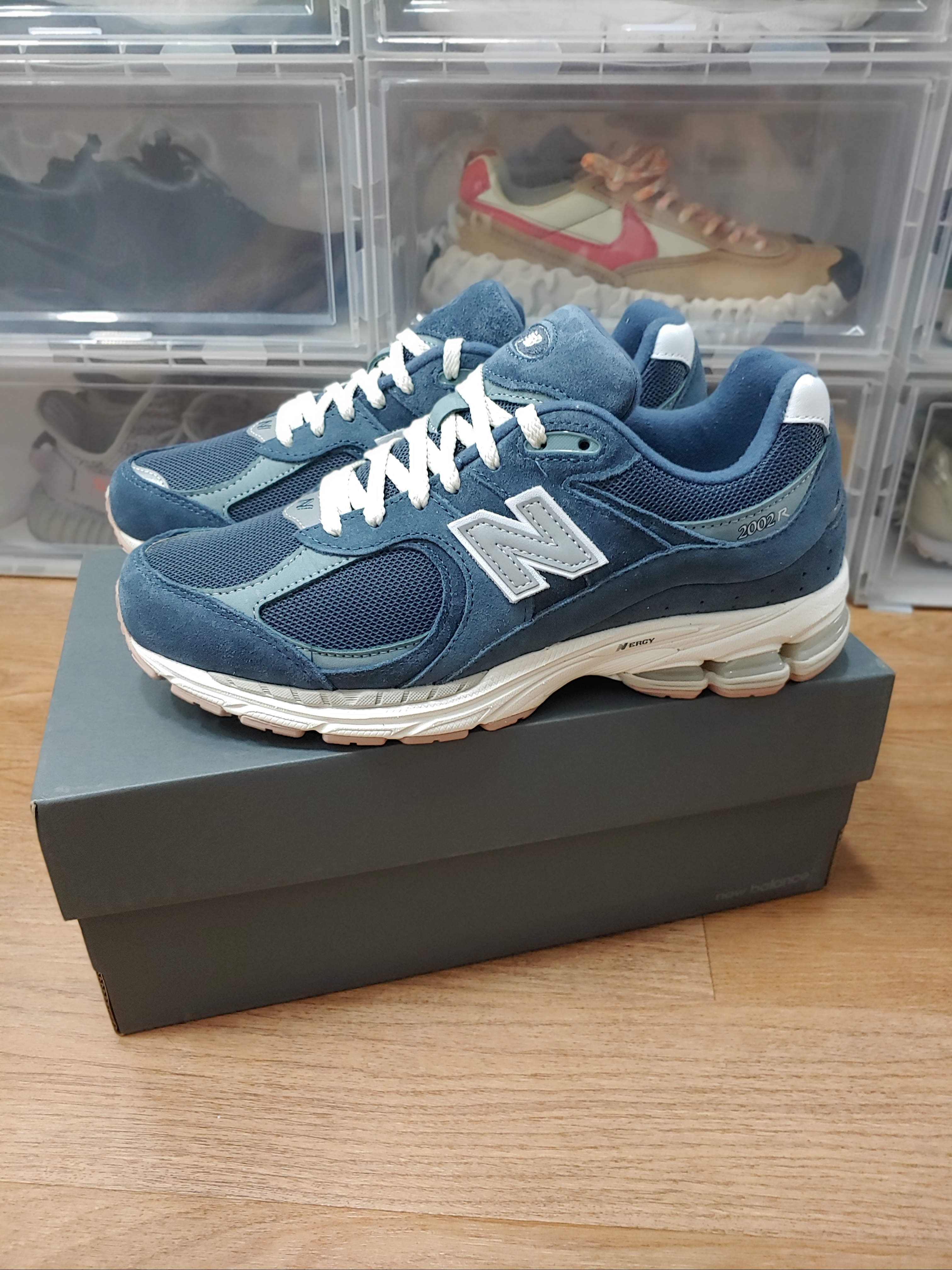 New Balance 2002R Deep Ocean Grey Slate 착용 스타일 - 1