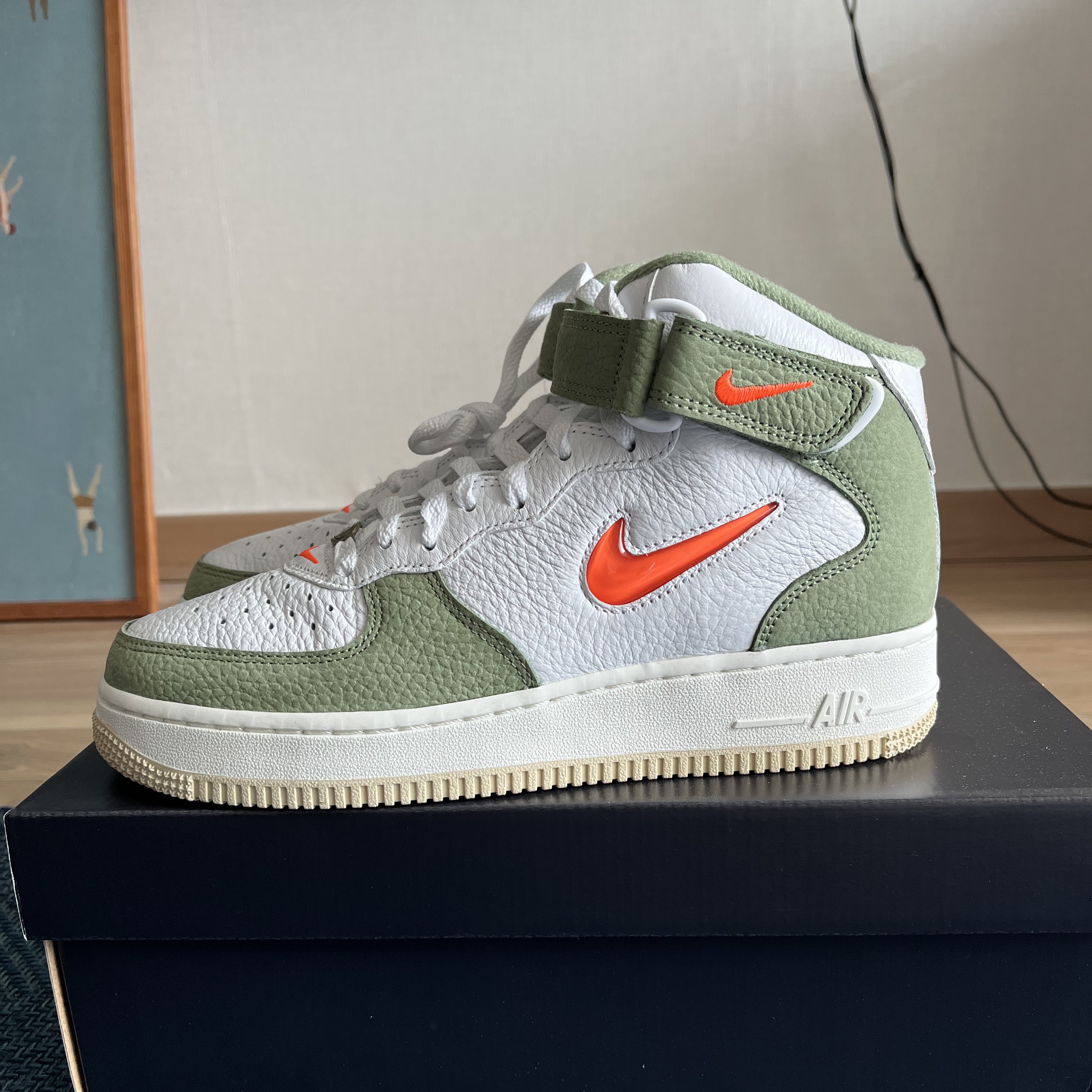 Nike Air Force 1 Mid '07 QS Olive Green and Total Orange 착용 스타일 - 1
