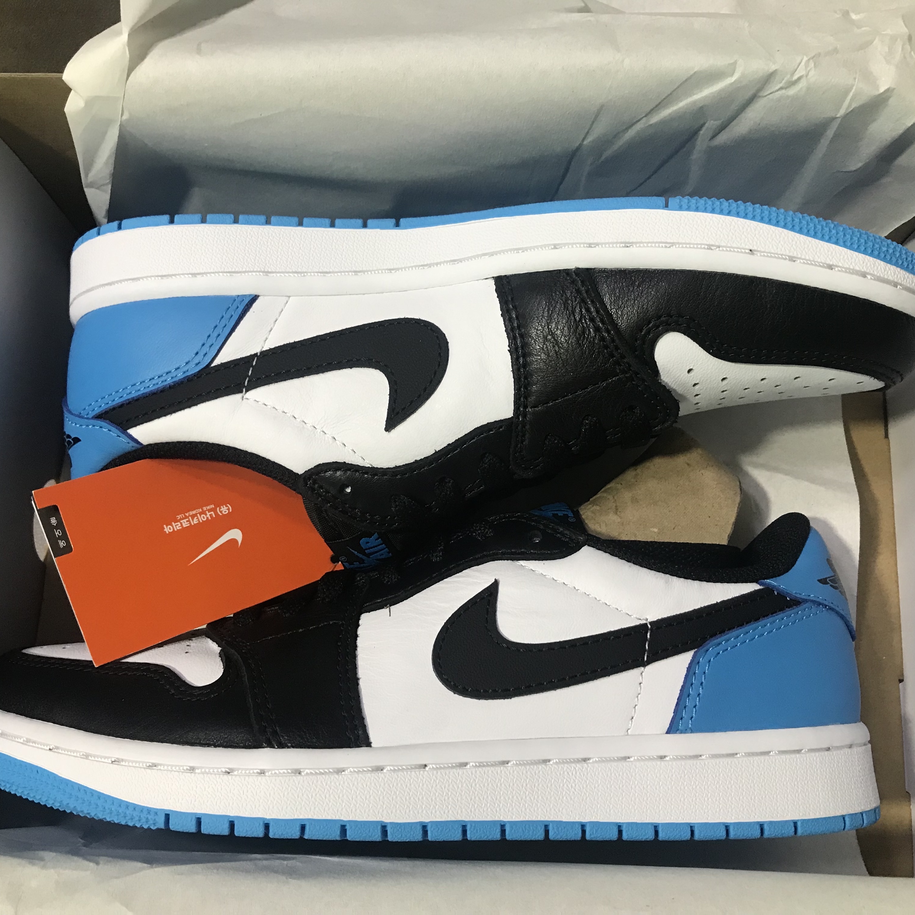 Jordan 1 Retro Low OG Black and Dark Powder Blue 착용 스타일