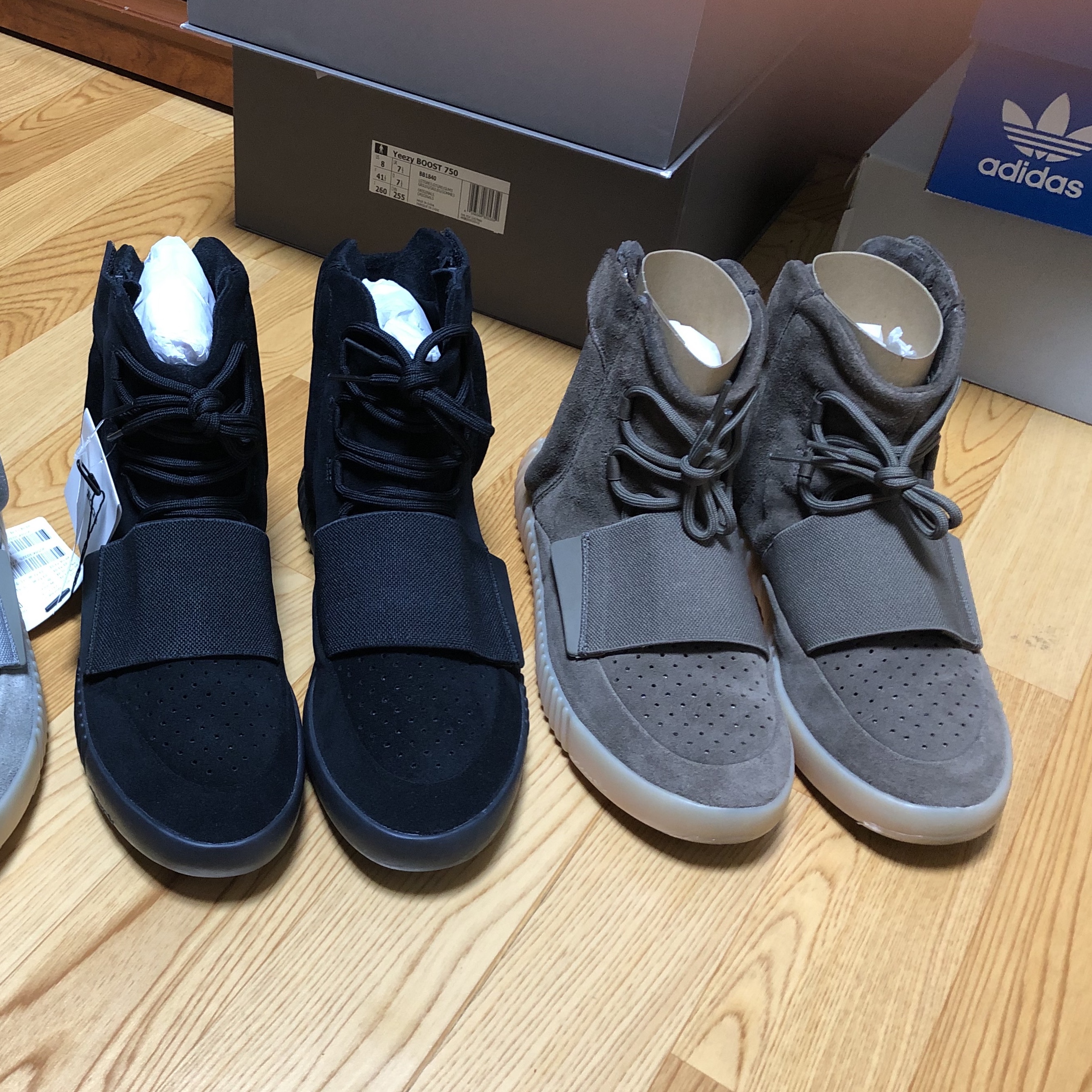Adidas Yeezy Boost 750 Light Brown Gum (Chocolate), Adidas Yeezy Boost 750 Light Grey Glow In the Dark 착용 스타일 - 3