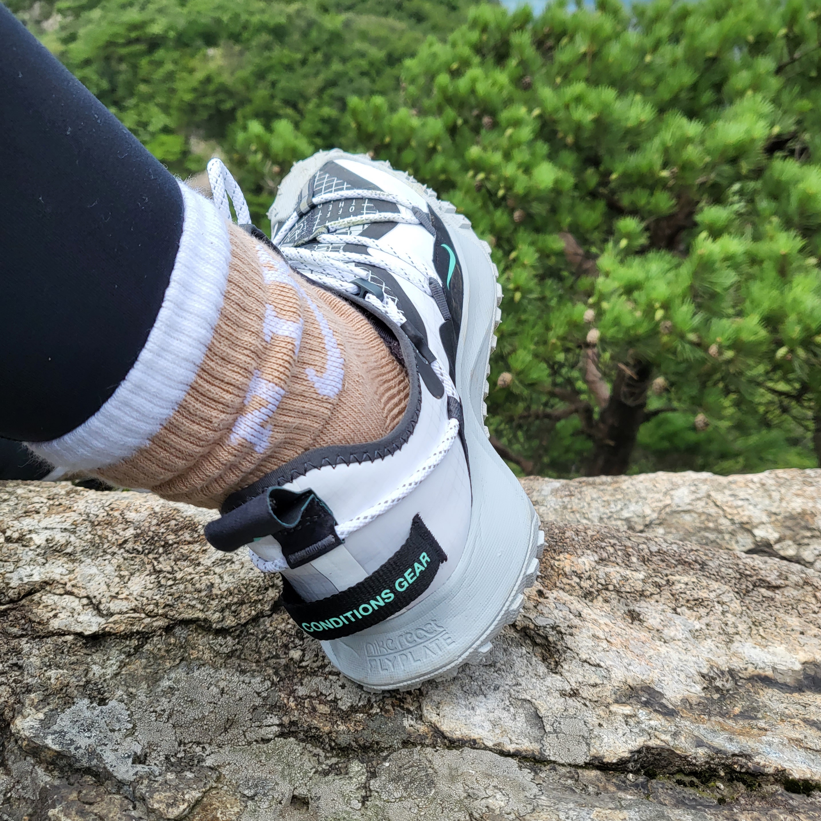 Nike ACG Mountain Fly Low SE White and Black 착용 스타일 - 2
