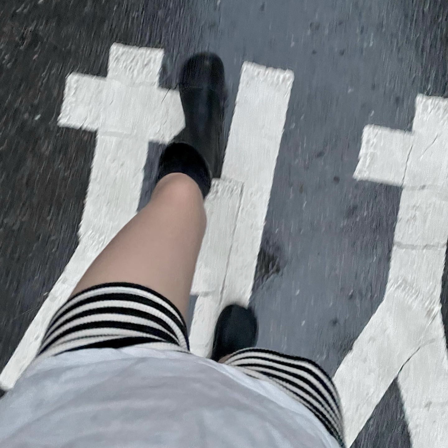(W) Balenciaga x Crocs Rubber Boot Black 착용 스타일 - 4