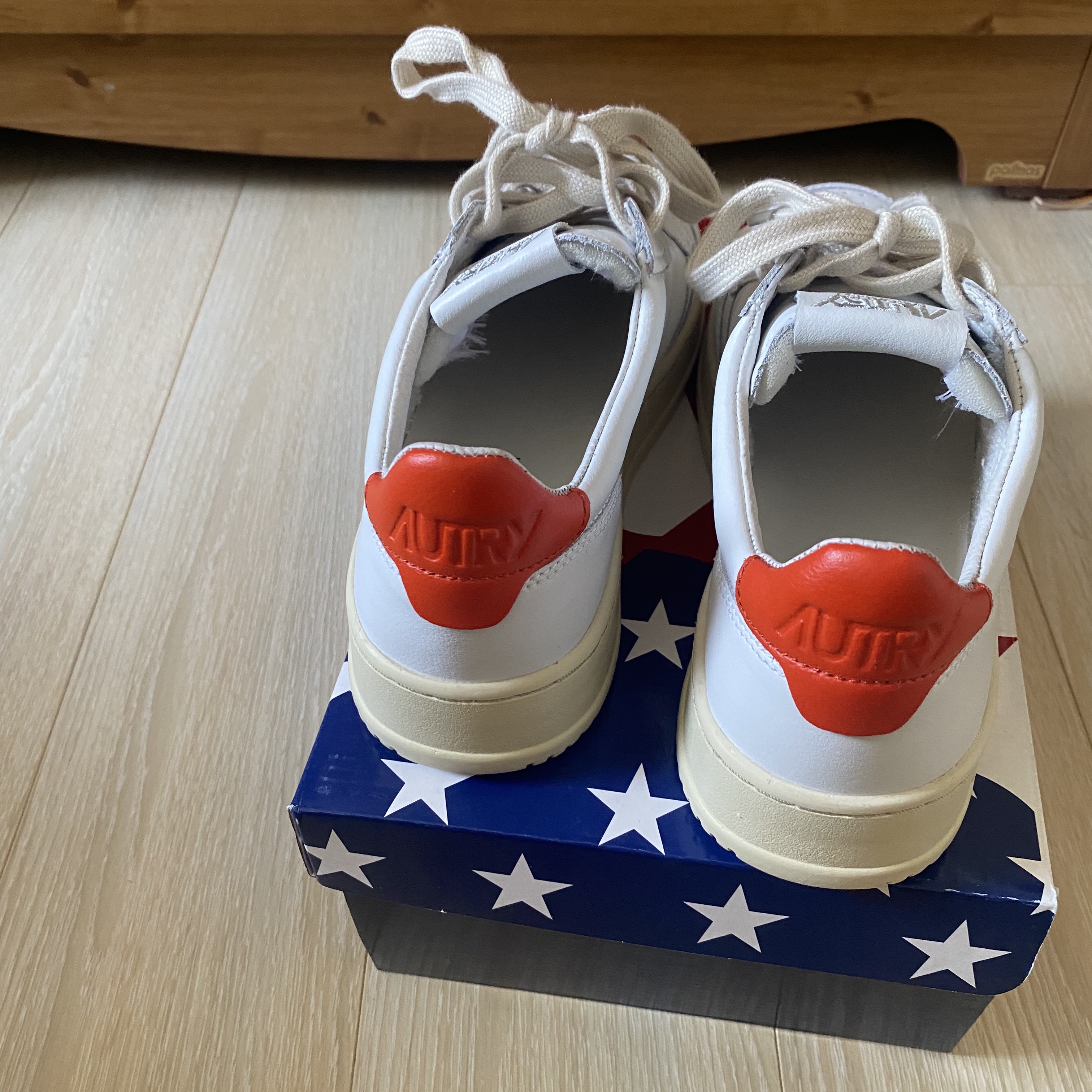 Autry Medalist Low Leather Sneakers White Orange 착용 스타일 - 3