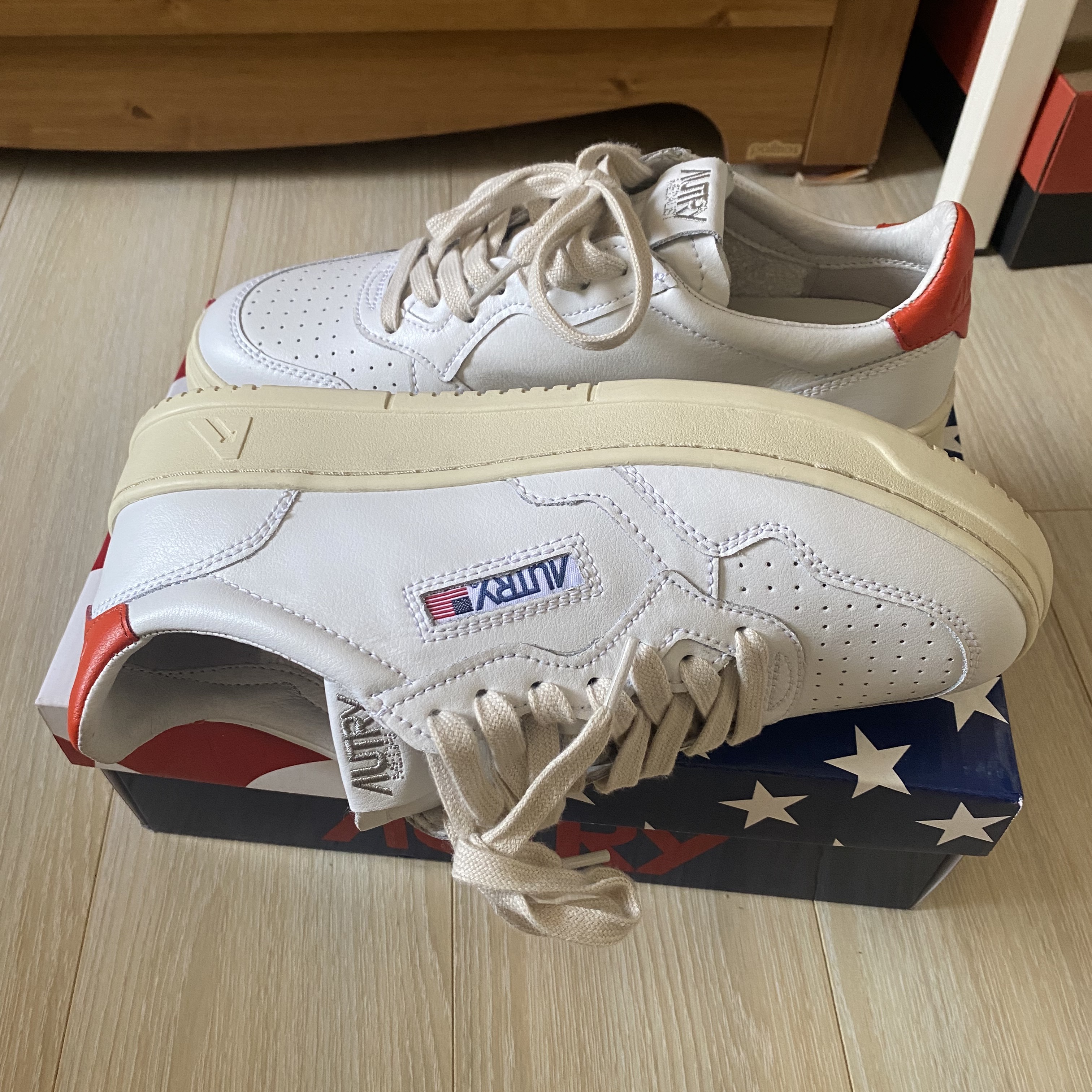 Autry Medalist Low Leather Sneakers White Orange 착용 스타일 - 2