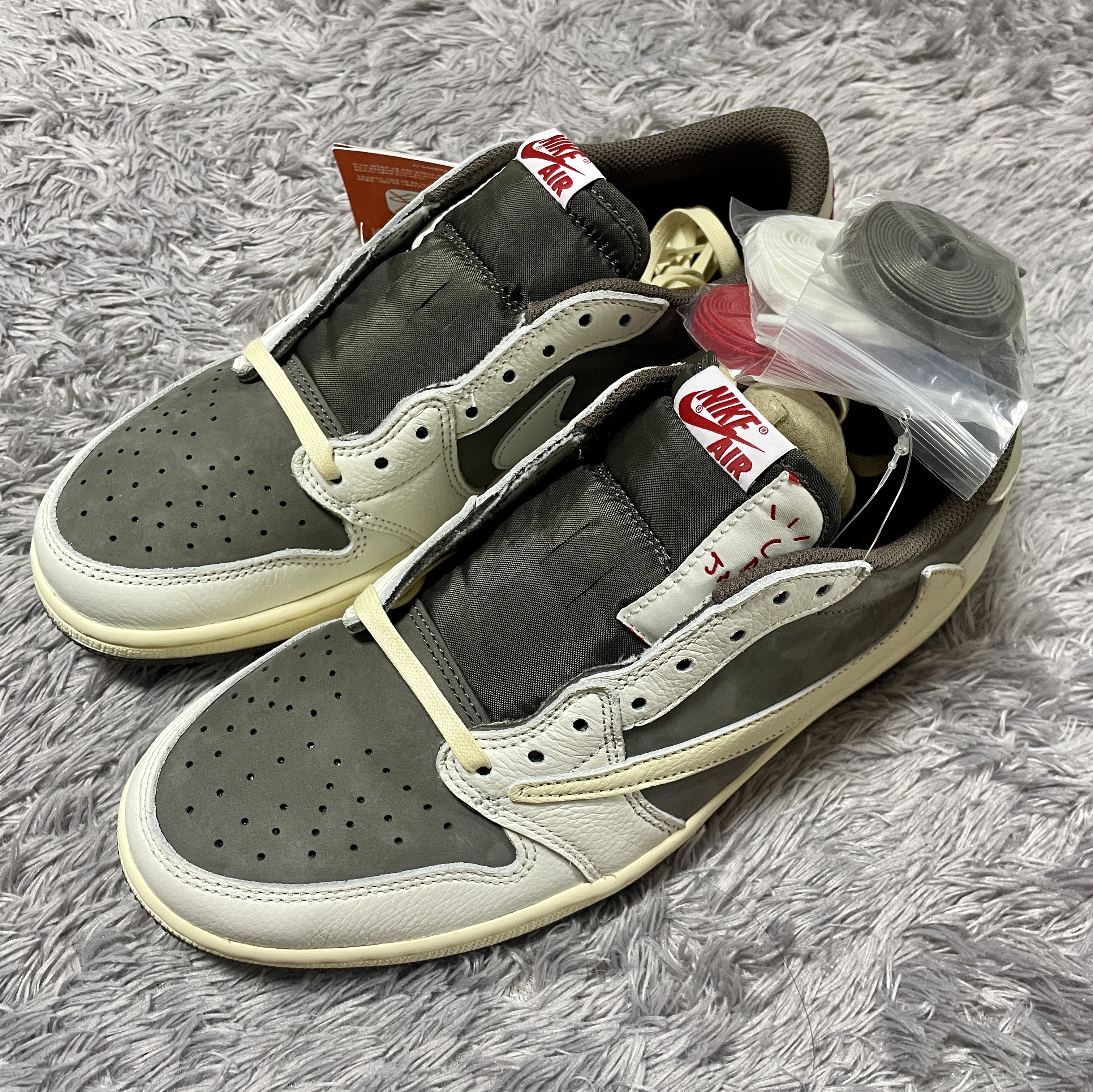 Jordan 1 x Travis Scott Retro Low OG SP Sail and Ridgerock 착용 스타일 - 2