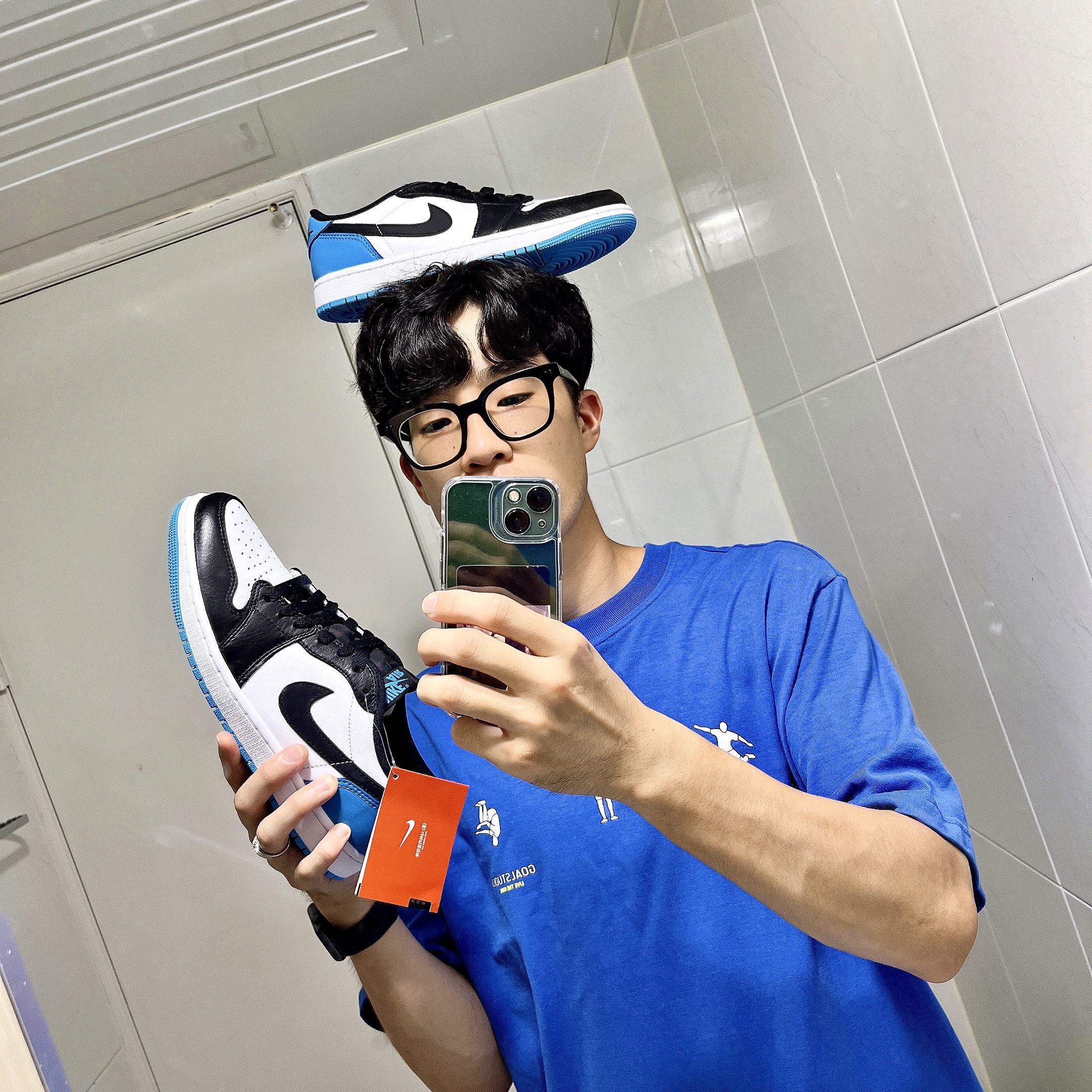 Jordan 1 Retro Low OG Black and Dark Powder Blue 착용 스타일