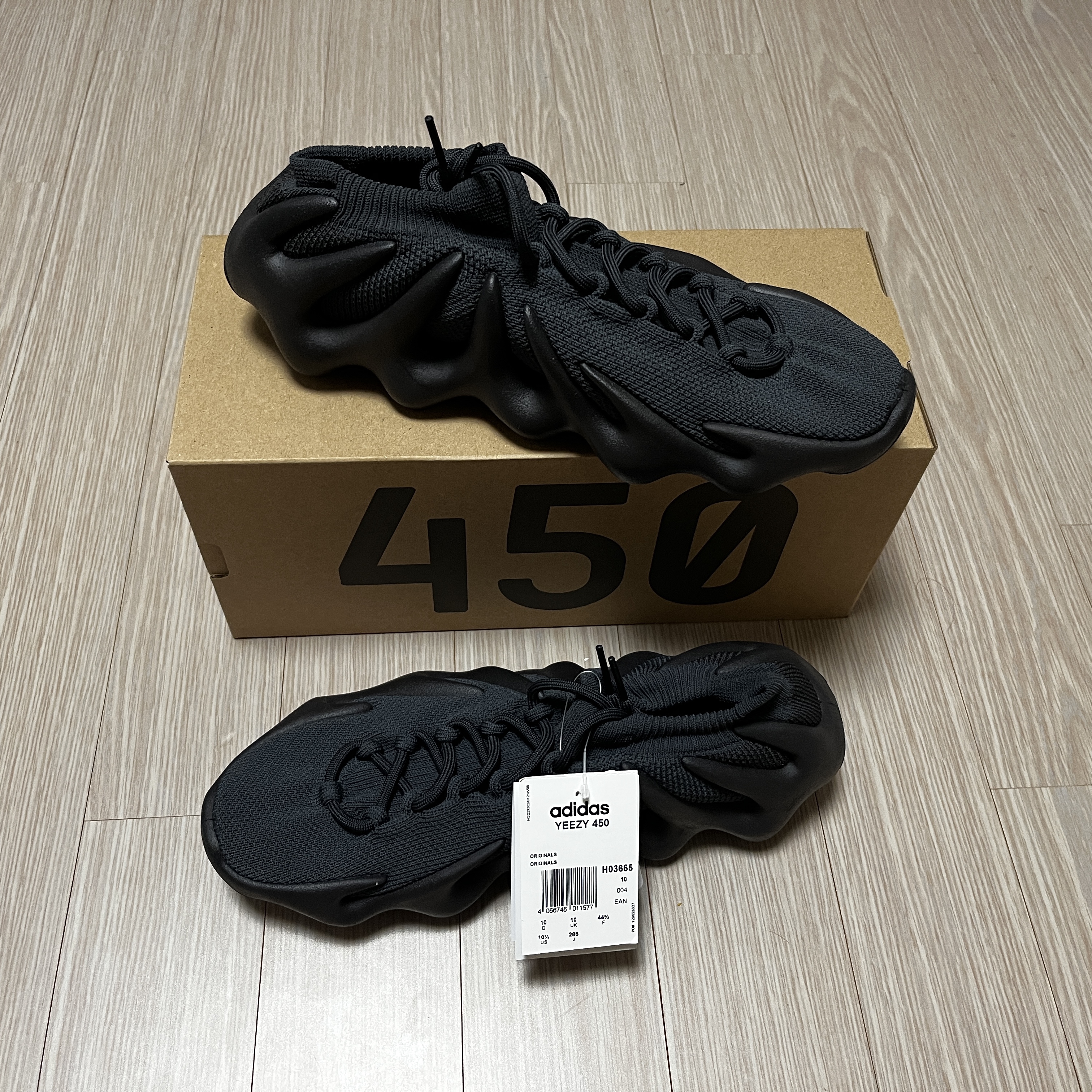 Adidas Yeezy 450 Utility Black 착용 스타일 - 2