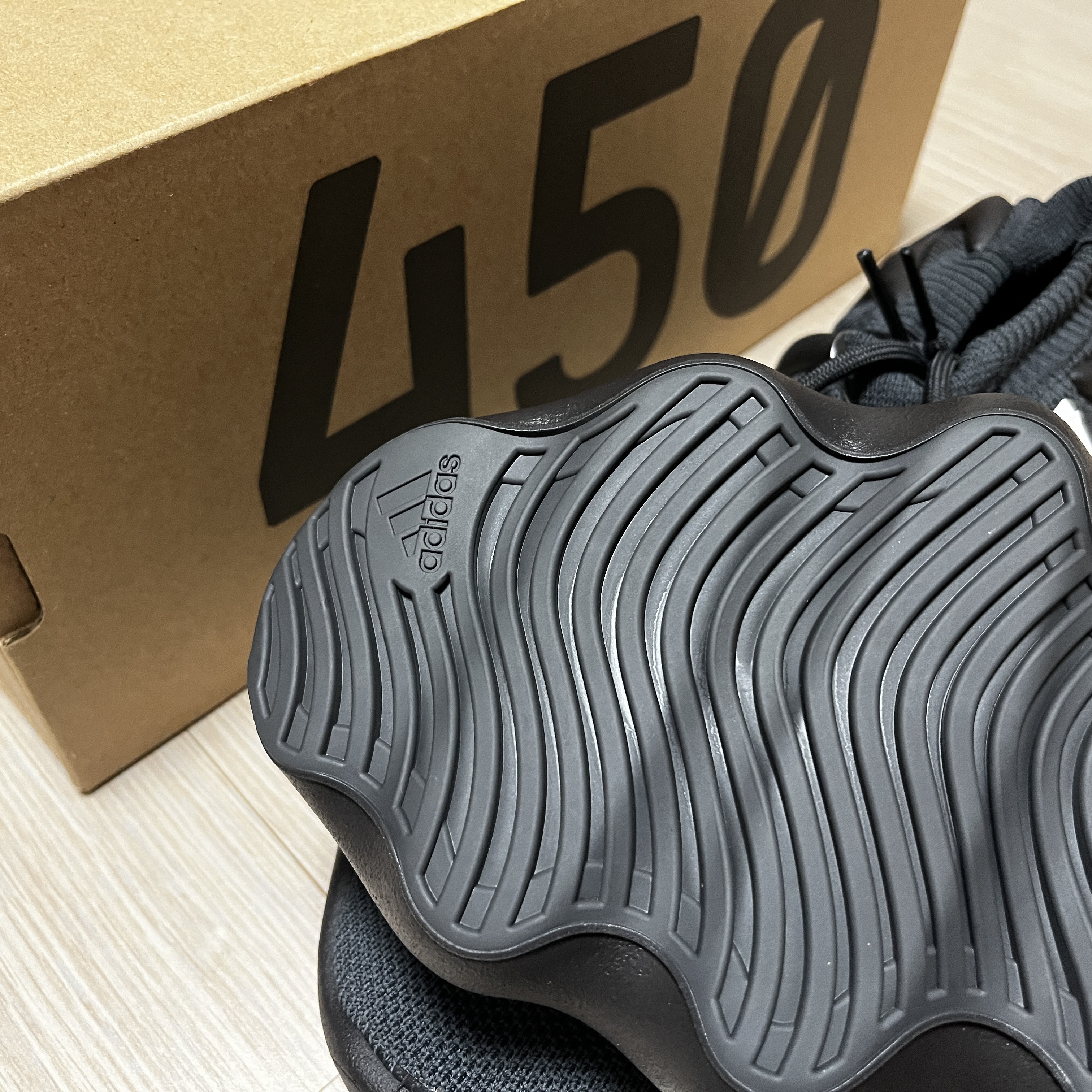 Adidas Yeezy 450 Utility Black 착용 스타일 - 3