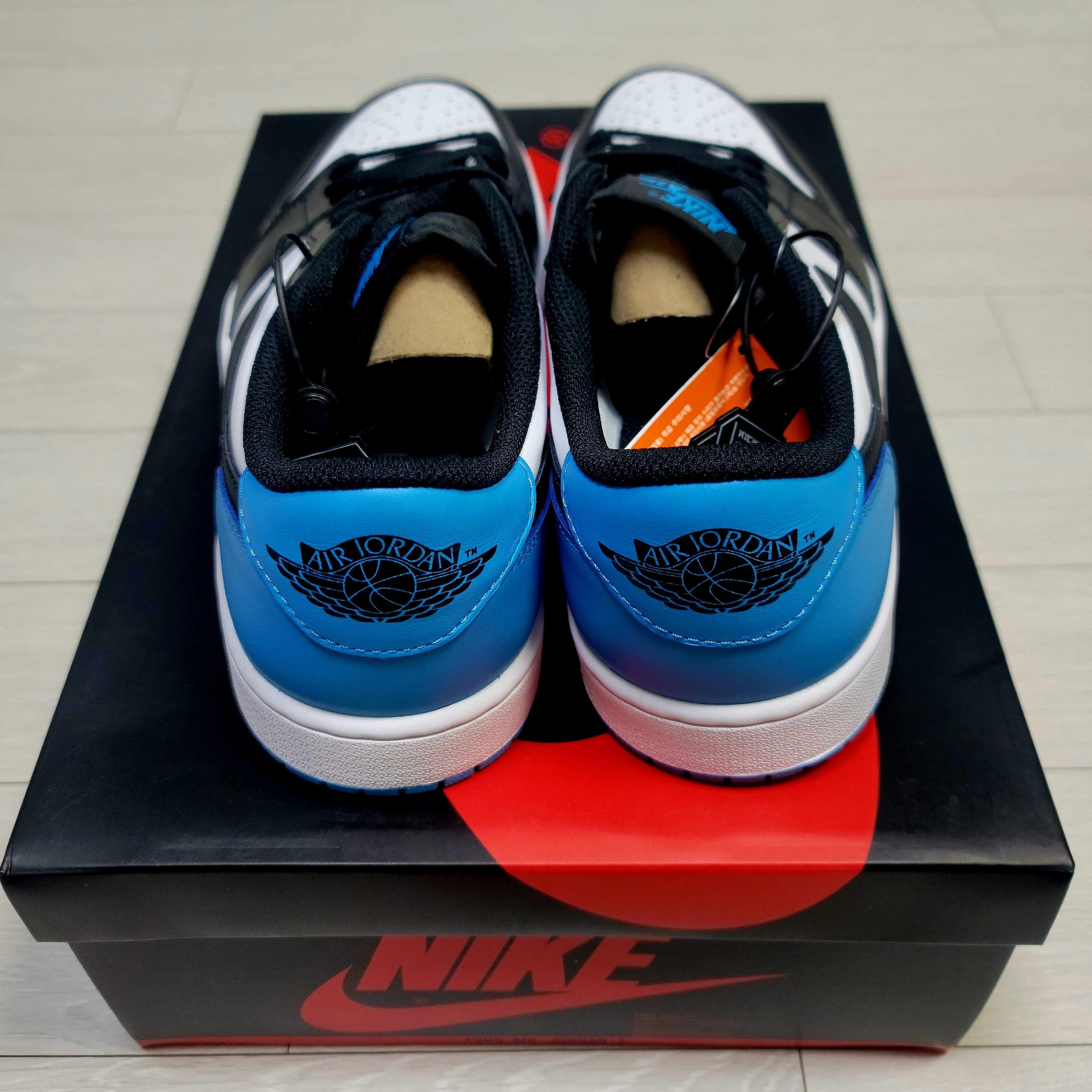 Jordan 1 Retro Low OG Black and Dark Powder Blue 착용 스타일 - 3
