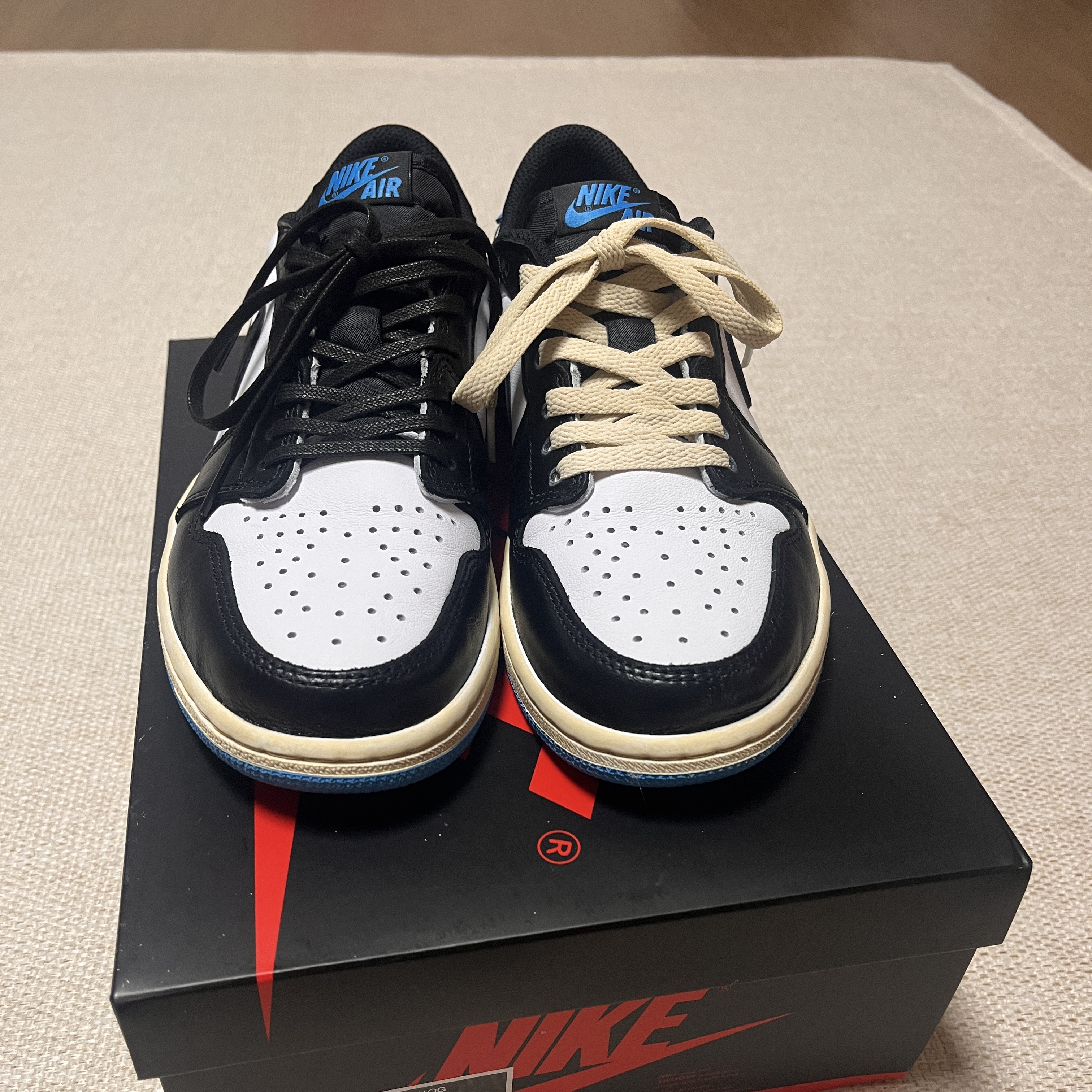 Jordan 1 Retro Low OG Black and Dark Powder Blue 착용 스타일 - 3