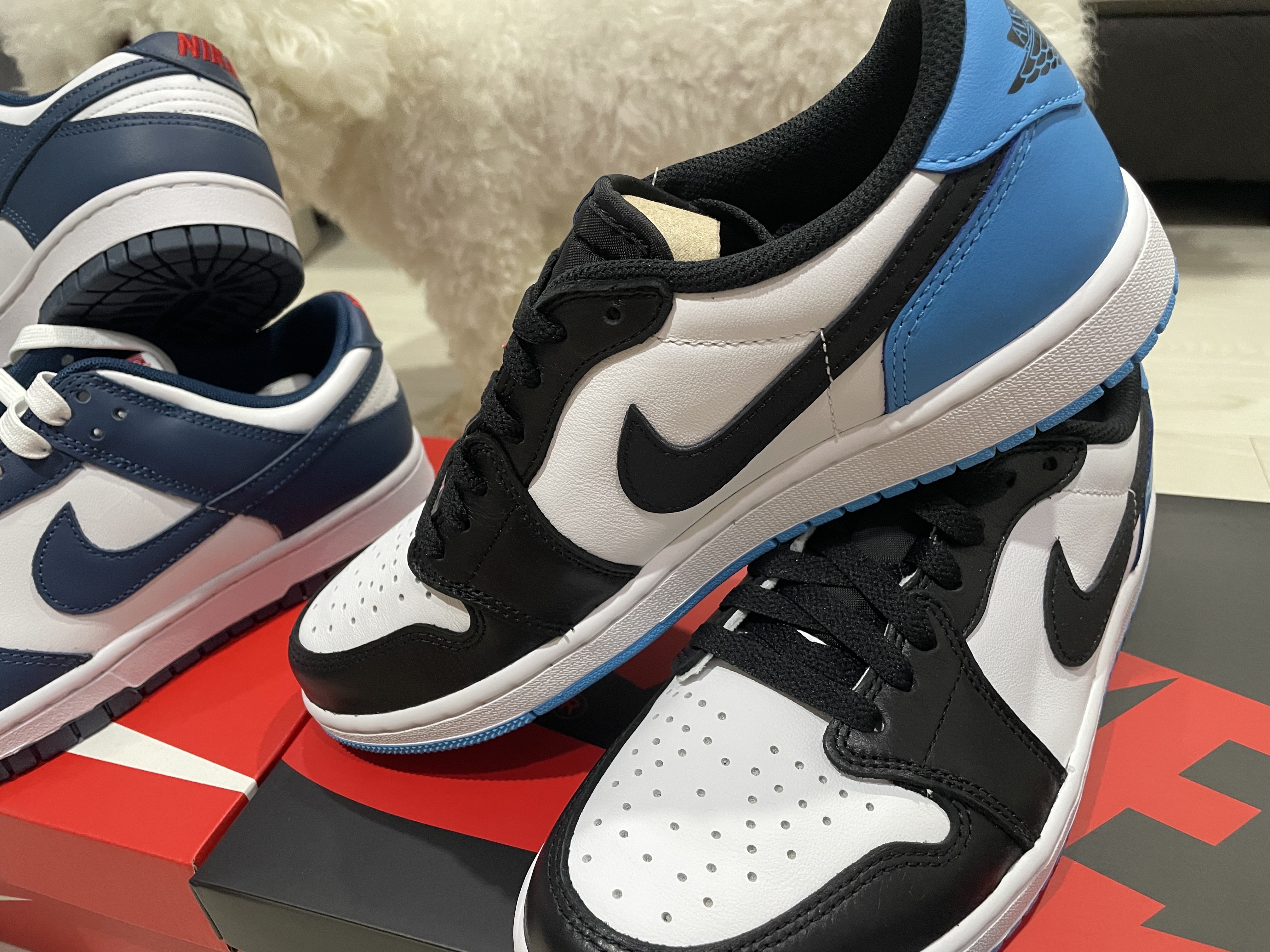 Nike Dunk Low Retro Valerian Blue, Jordan 1 Retro Low OG Black and Dark Powder Blue 착용 스타일 - 3