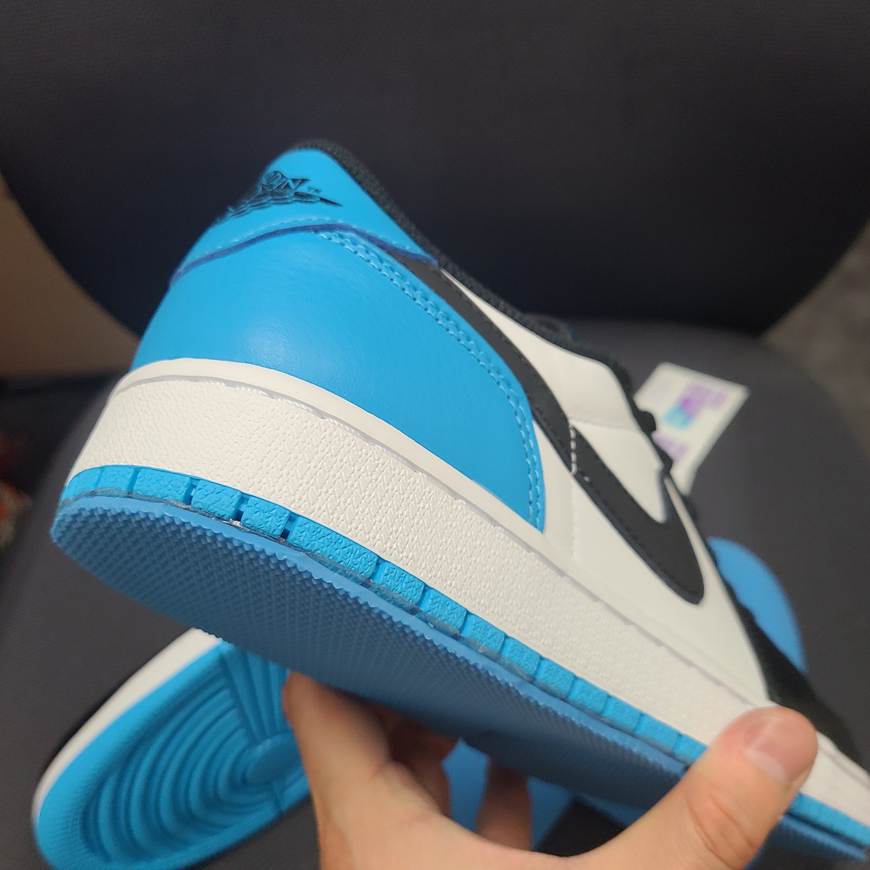 Jordan 1 Retro Low OG Black and Dark Powder Blue 착용 스타일 - 4