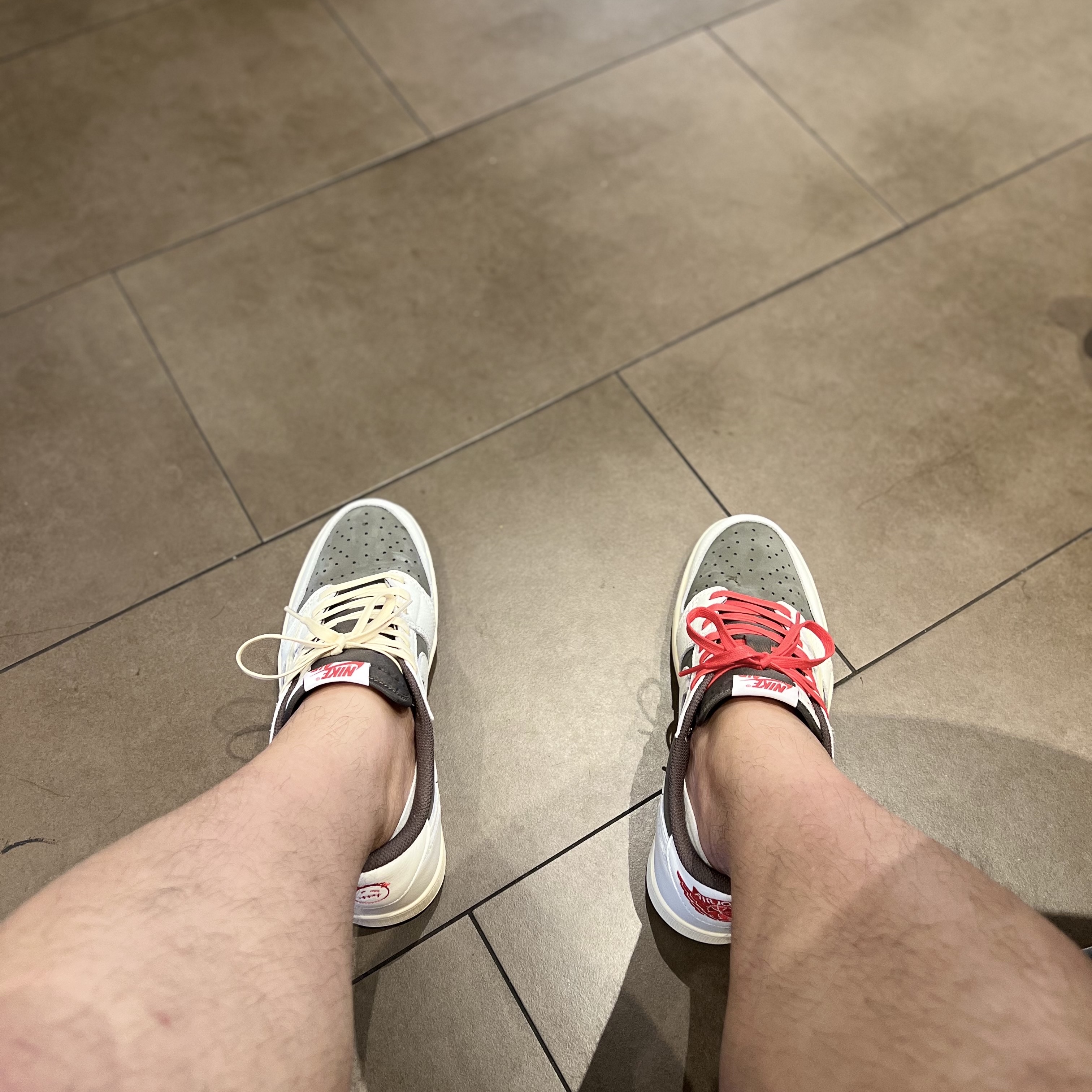 Jordan 1 x Travis Scott Retro Low OG SP Sail and Ridgerock 착용 스타일 - 2