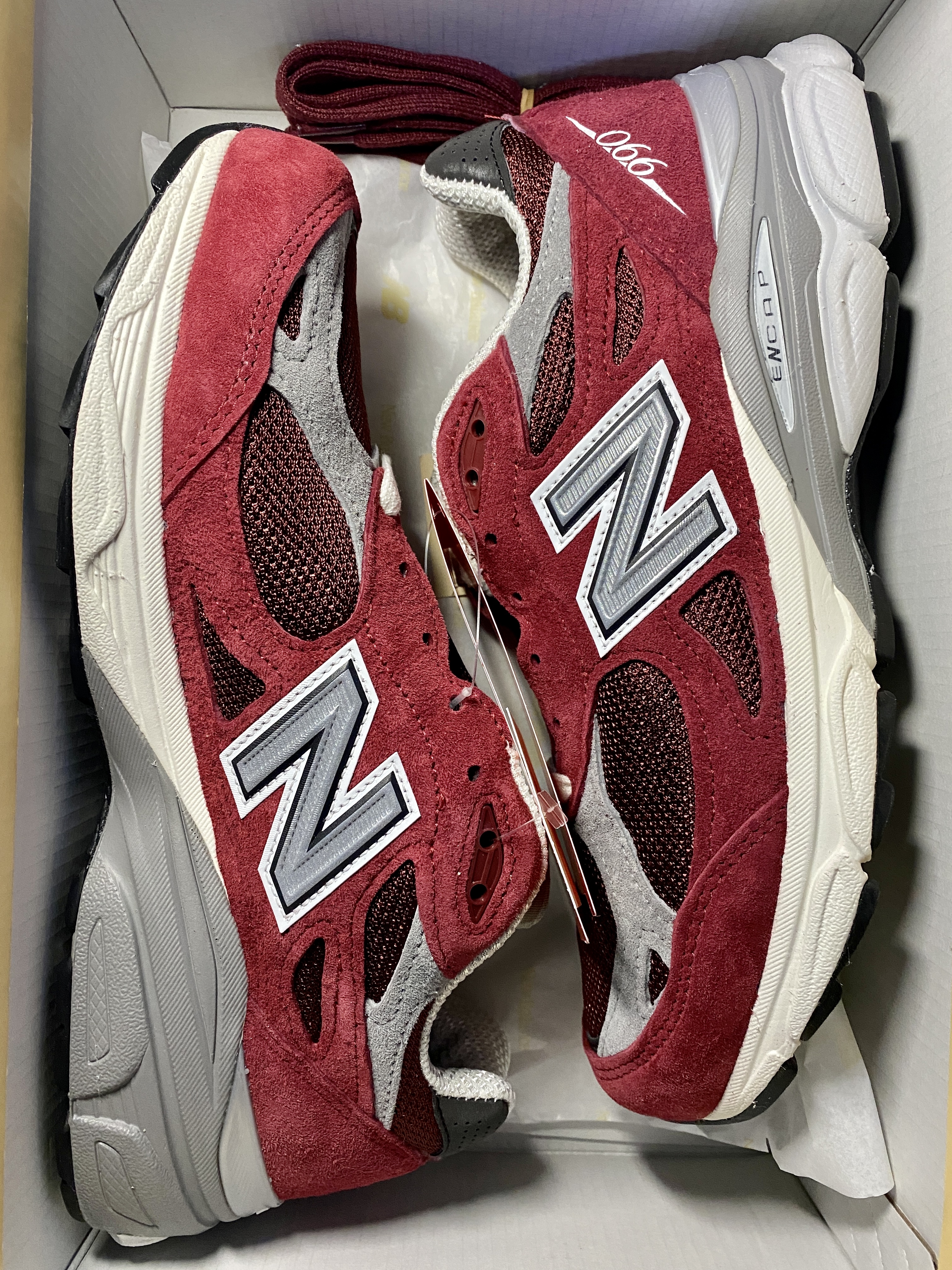 New Balance 990v3 Made in USA Scarlet Marblehead 착용 스타일