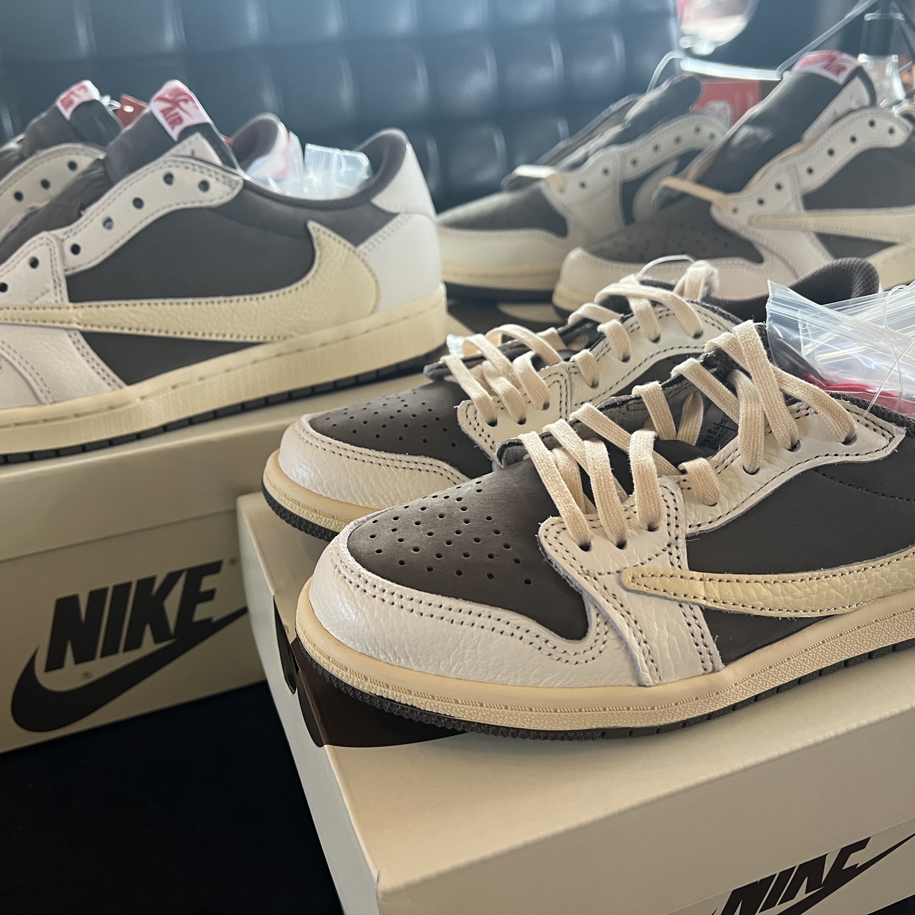 Jordan 1 x Travis Scott Retro Low OG SP Sail and Ridgerock 착용 스타일 - 2