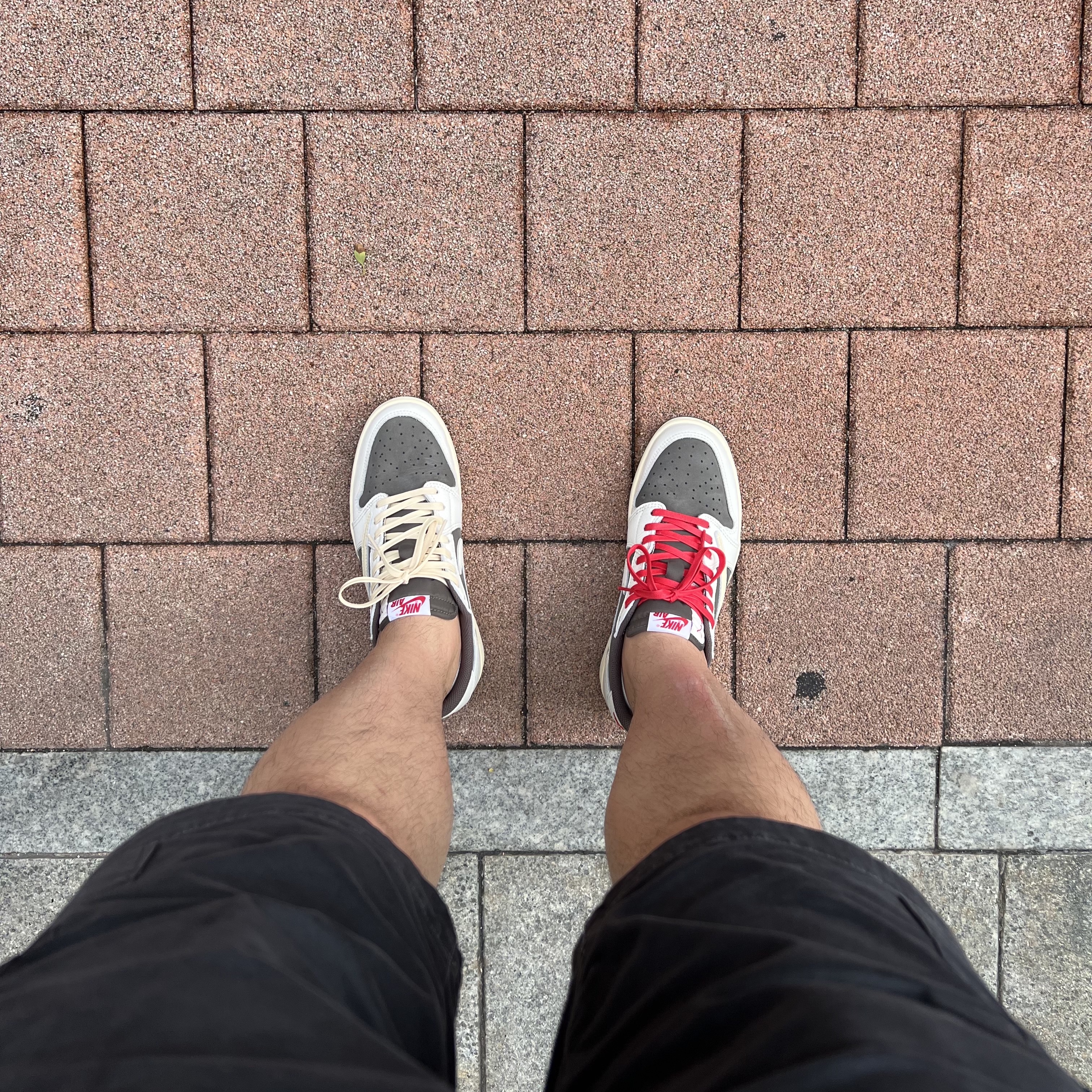 Jordan 1 x Travis Scott Retro Low OG SP Sail and Ridgerock 착용 스타일 - 1