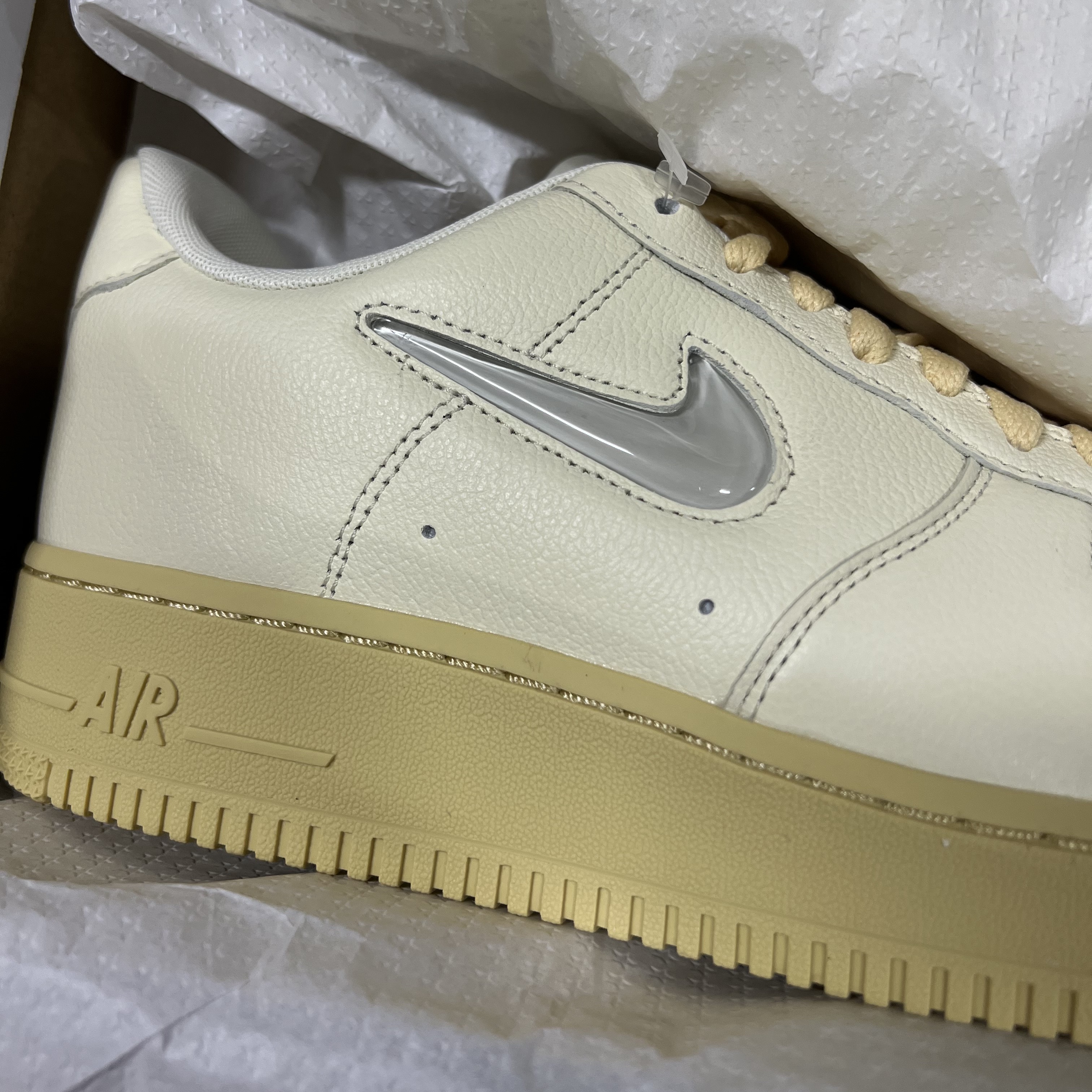 (W) Nike Air Force 1 '07 LX Coconut Milk and Lemon Wash 착용 스타일