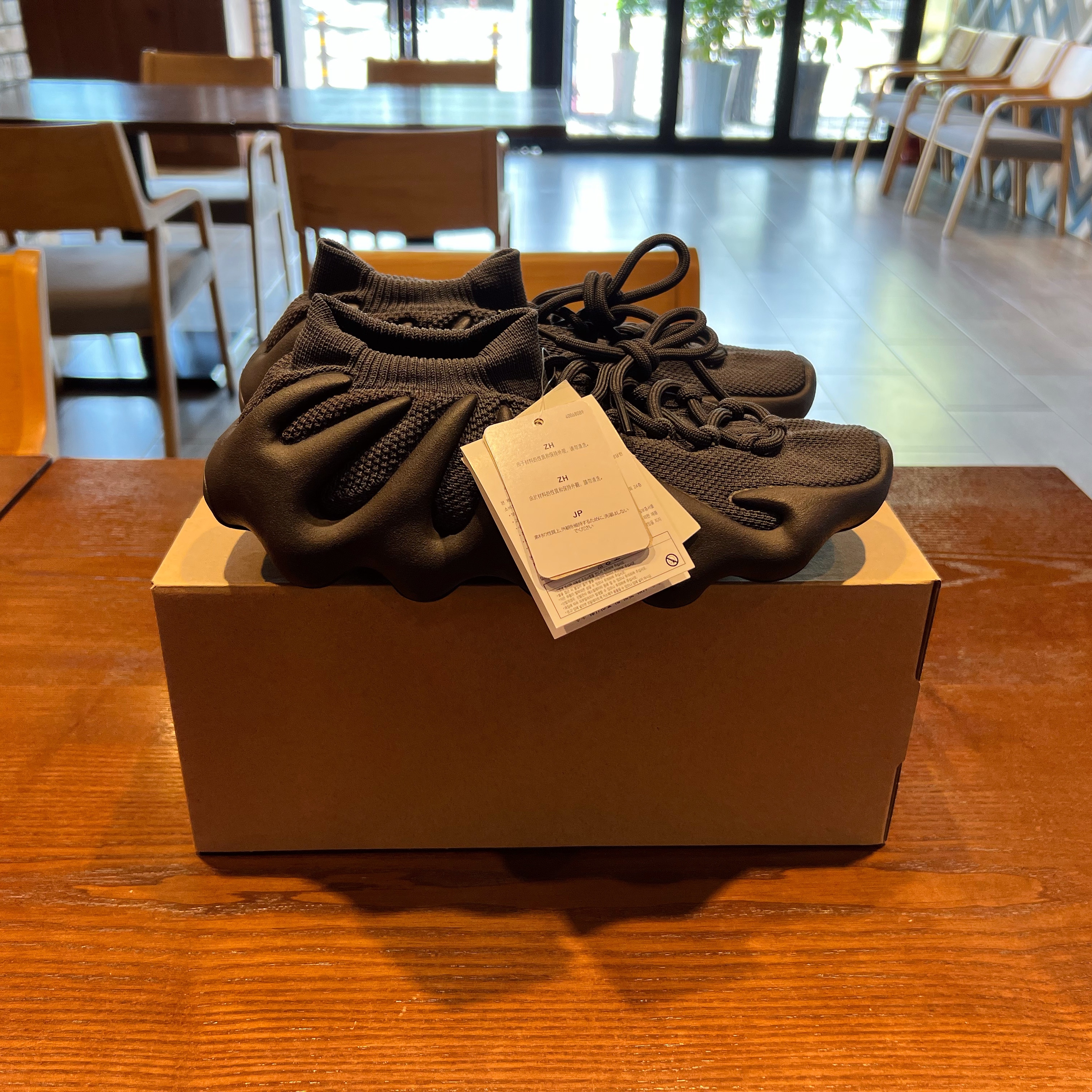 Adidas Yeezy 450 Utility Black 착용 스타일