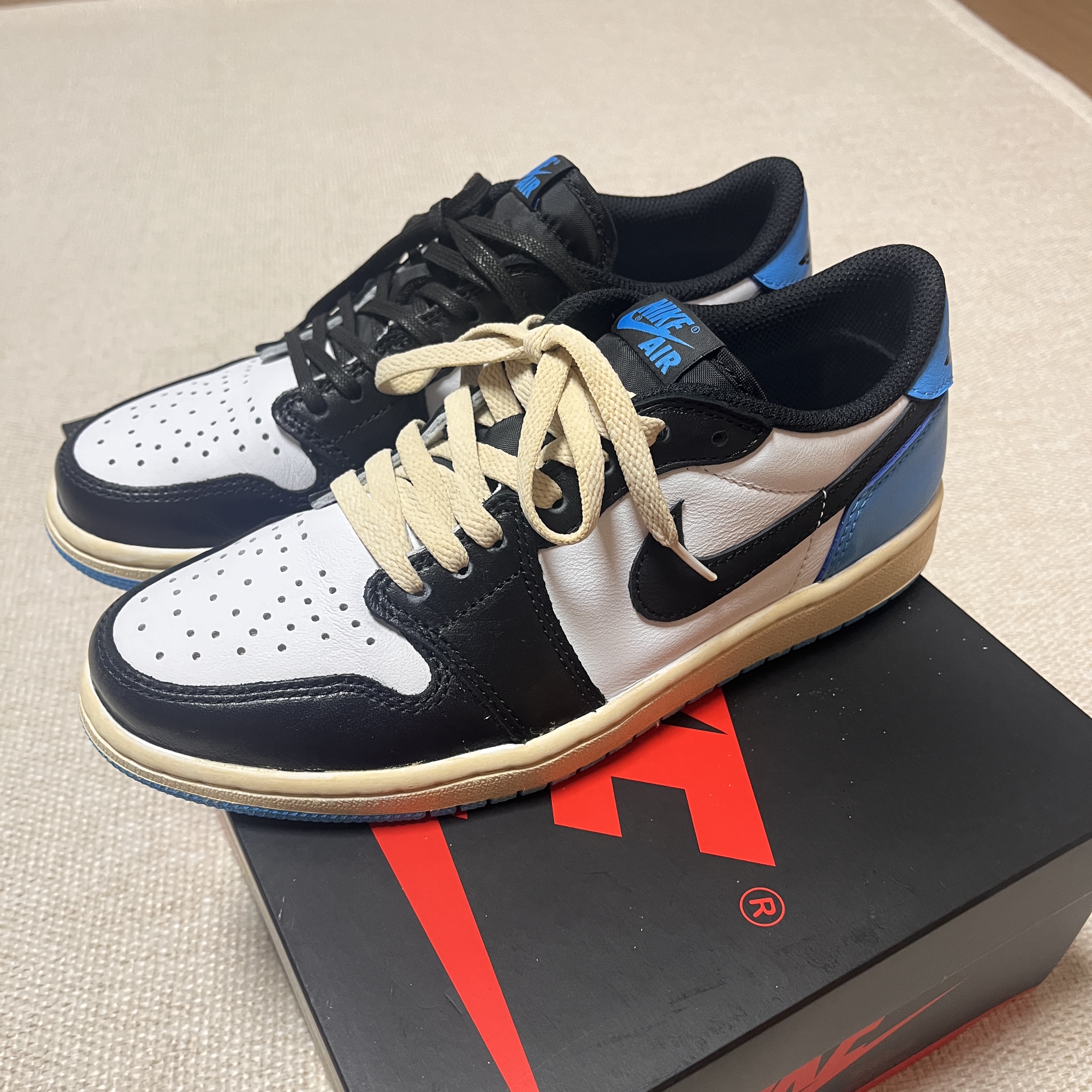 Jordan 1 Retro Low OG Black and Dark Powder Blue 착용 스타일 - 4
