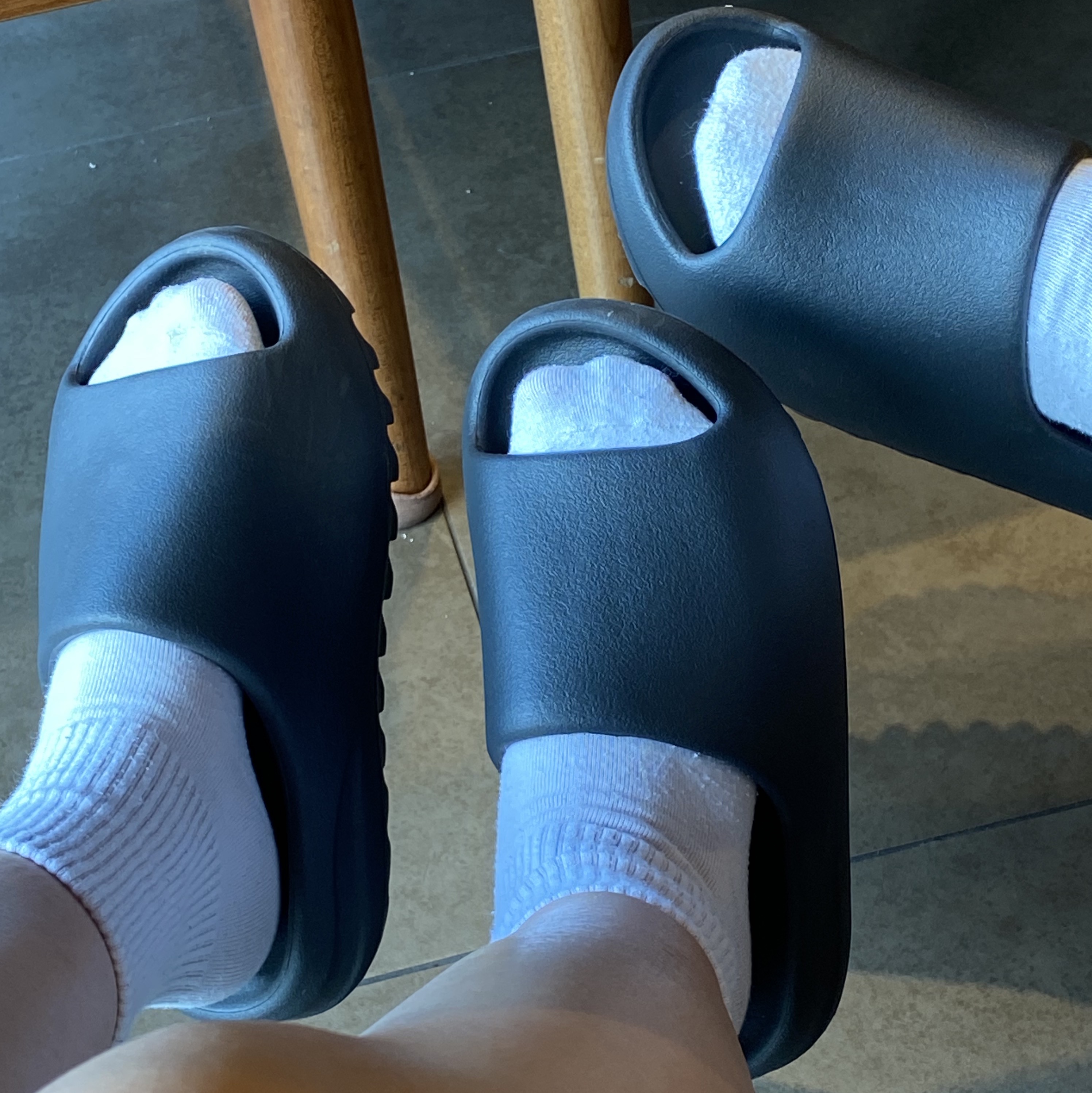 Adidas Yeezy Slide Onyx 착용 스타일 - 2