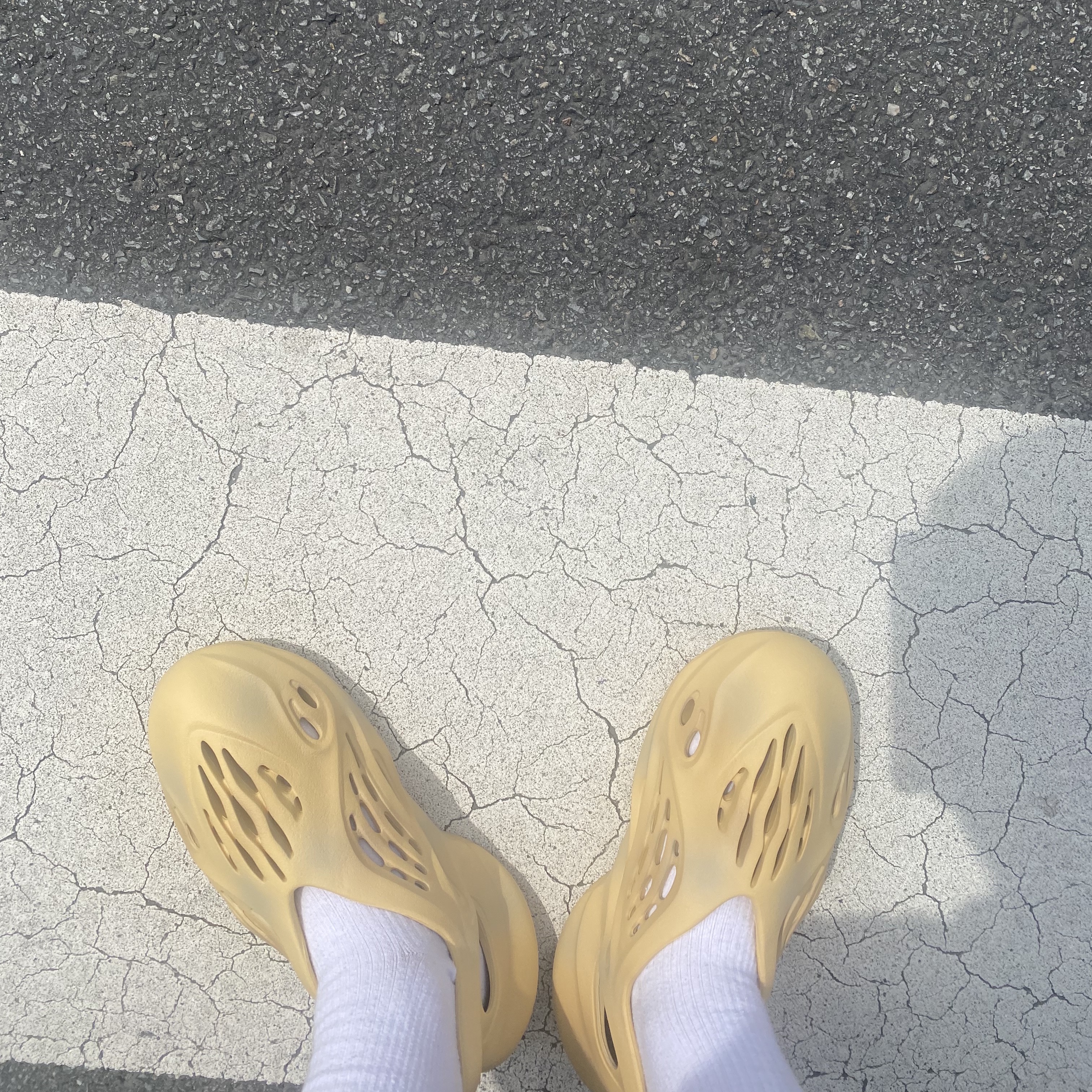 Adidas Yeezy Foam RNNR Desert Sand 착용 스타일 - 2