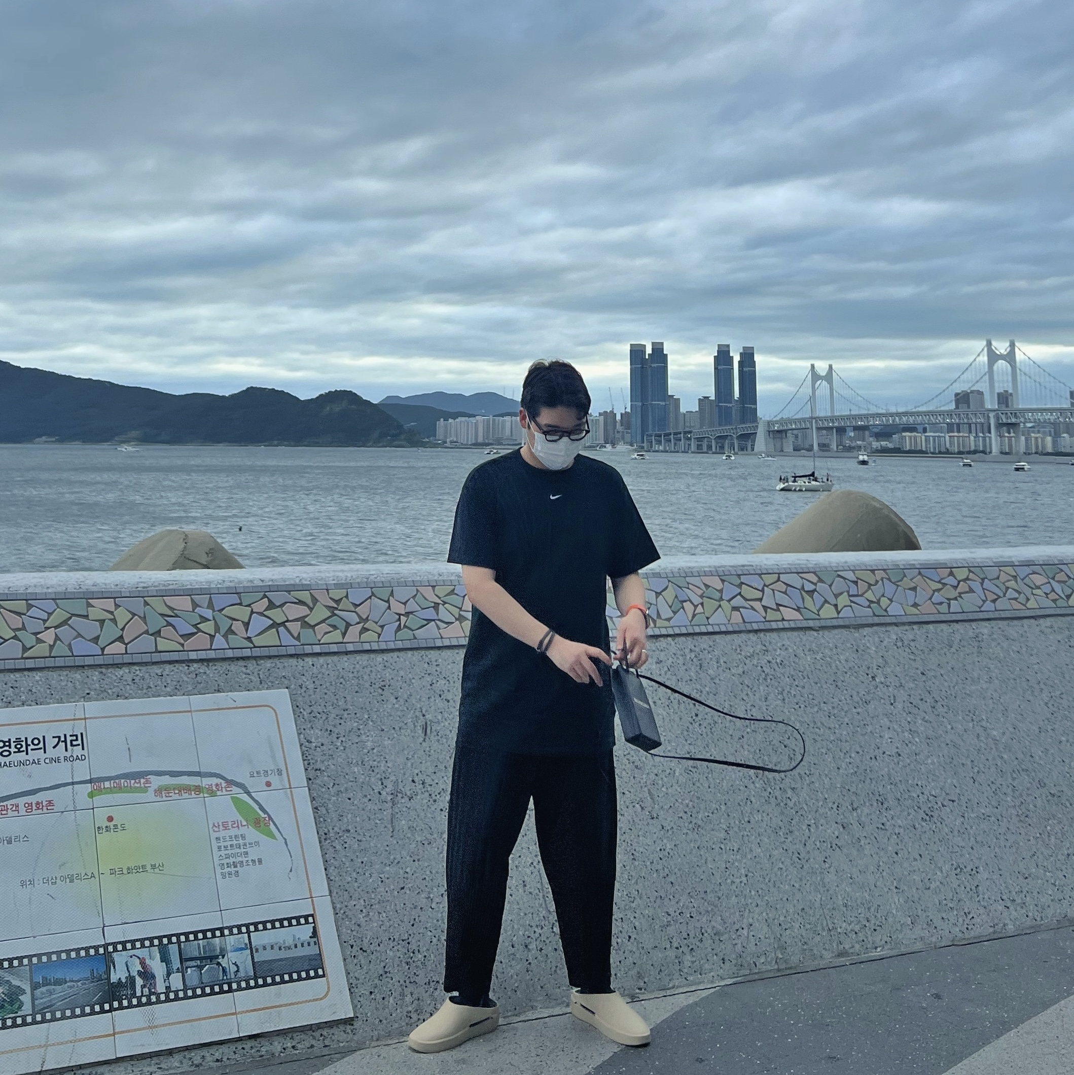 Fear of God The California Almond, Homme Plisse Issey Miyake Basics Pants Black 착용 스타일