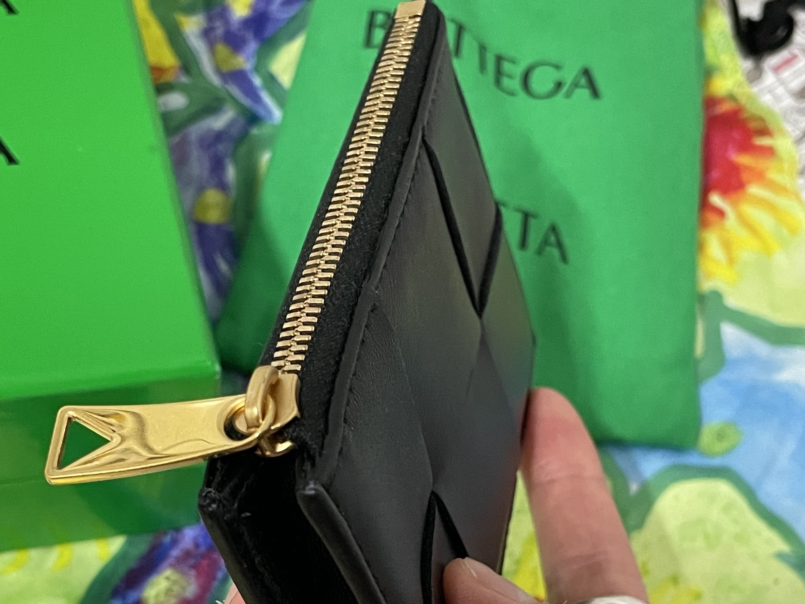 Bottega Veneta Zipped Card Case Black Gold 착용 스타일 - 4