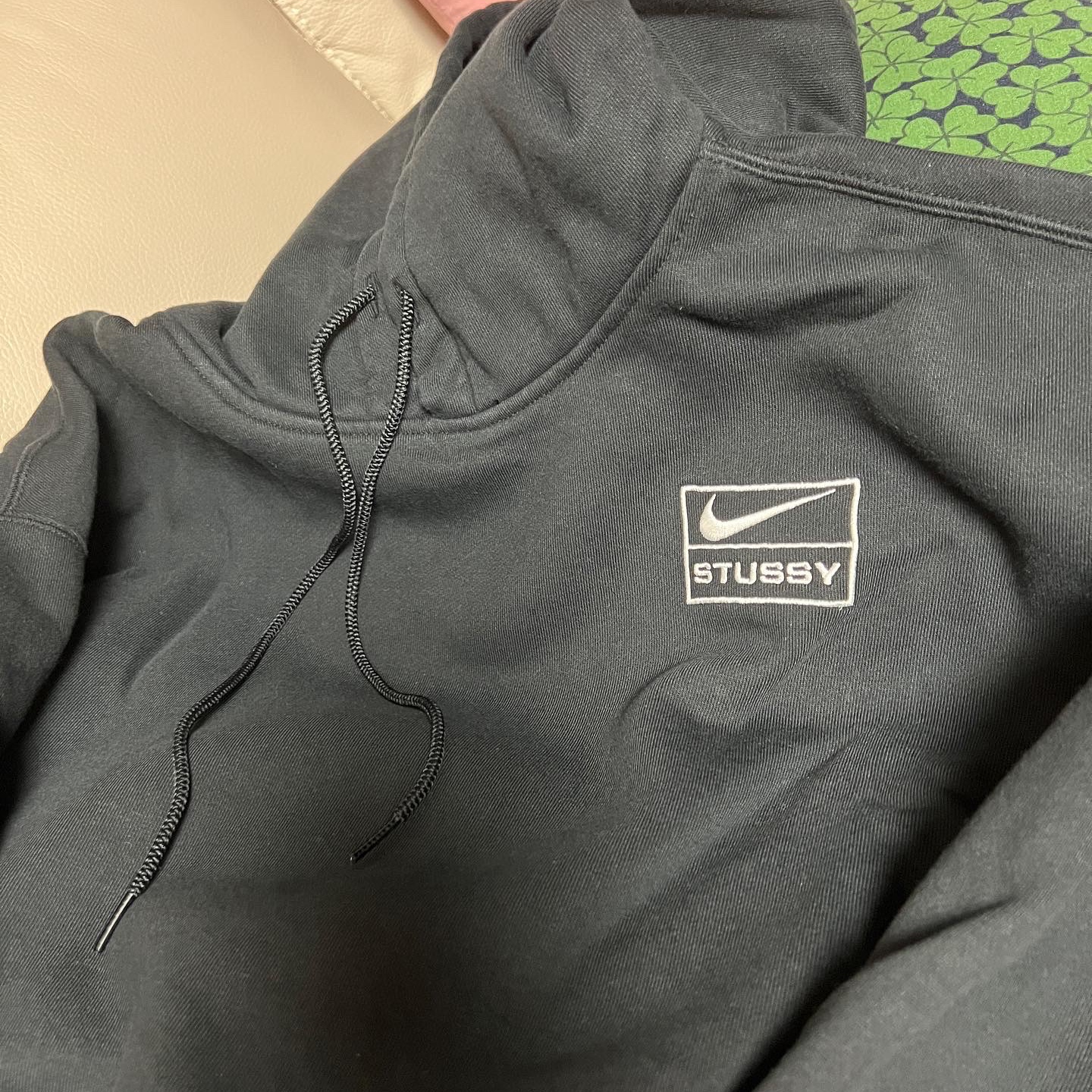 Jordan 1 Retro Low OG Black and Dark Powder Blue, Nike x Stussy NRG RA Washed Pullover Hoodie Black (DN4028-010) 착용 스타일 - 2
