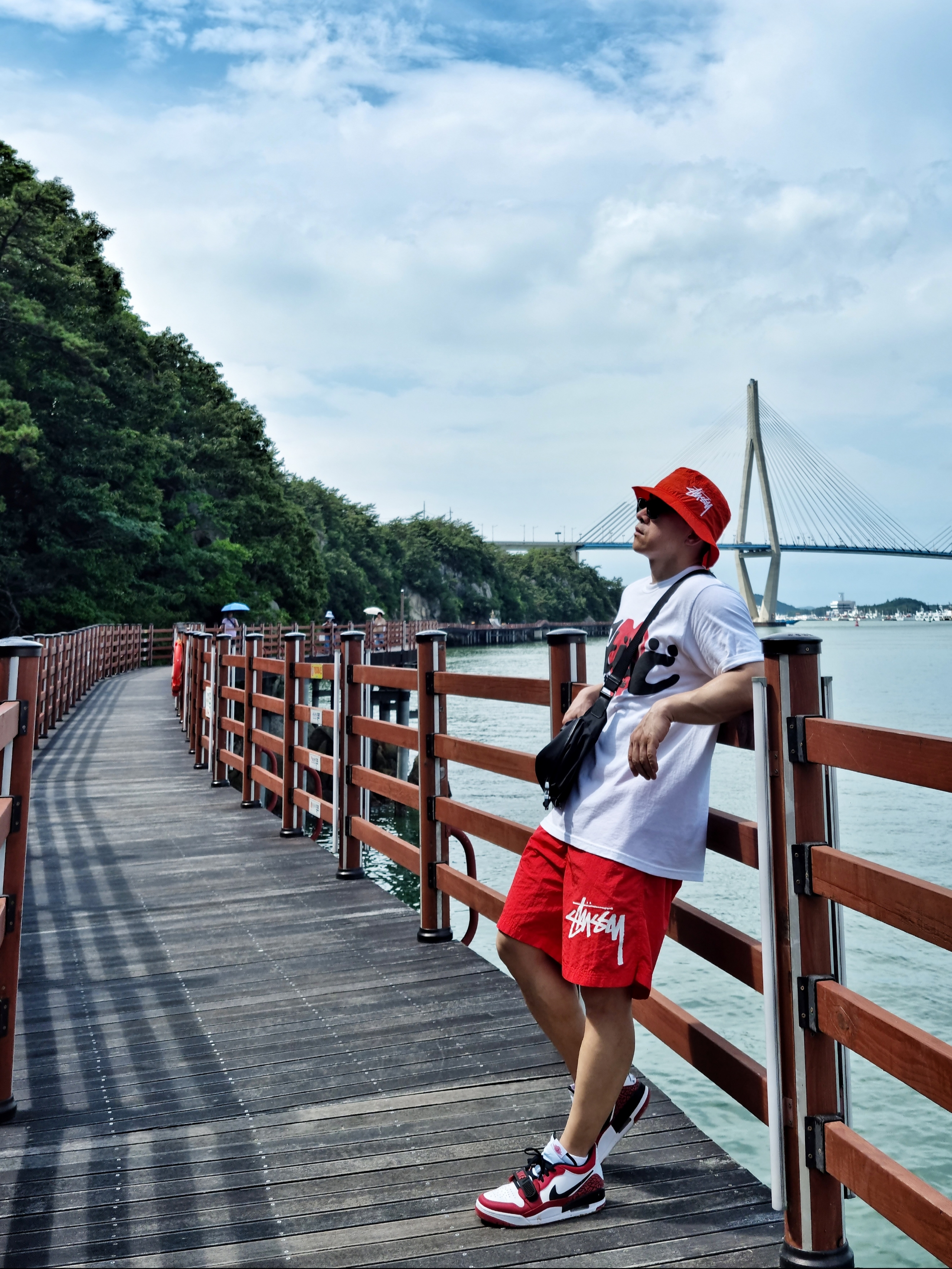 Nike x Stussy Bucket Hat Habanero Red, Stussy x Cactus Plant Flea Market Heart T-Shirt 착용 스타일 - 5