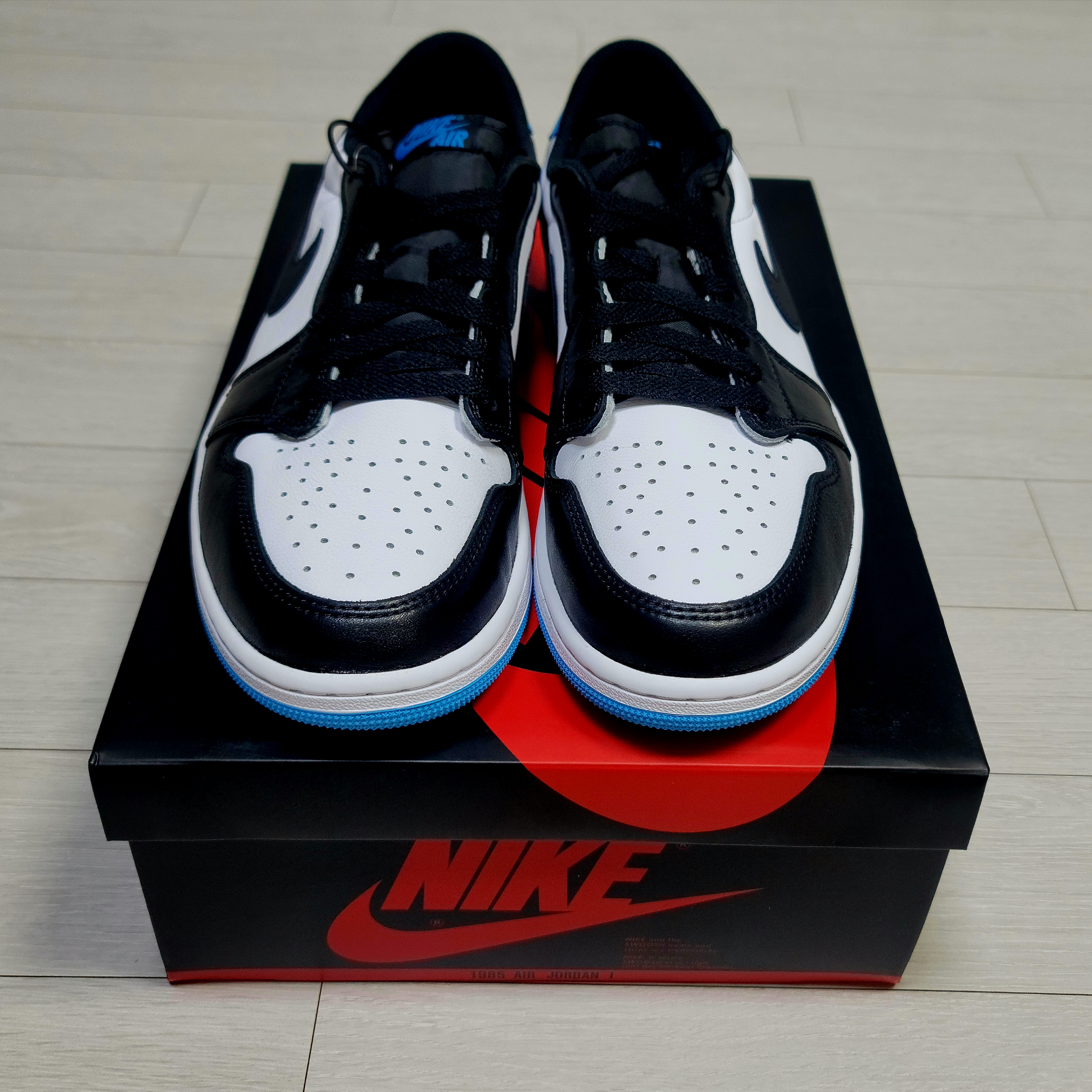 Jordan 1 Retro Low OG Black and Dark Powder Blue 착용 스타일 - 2