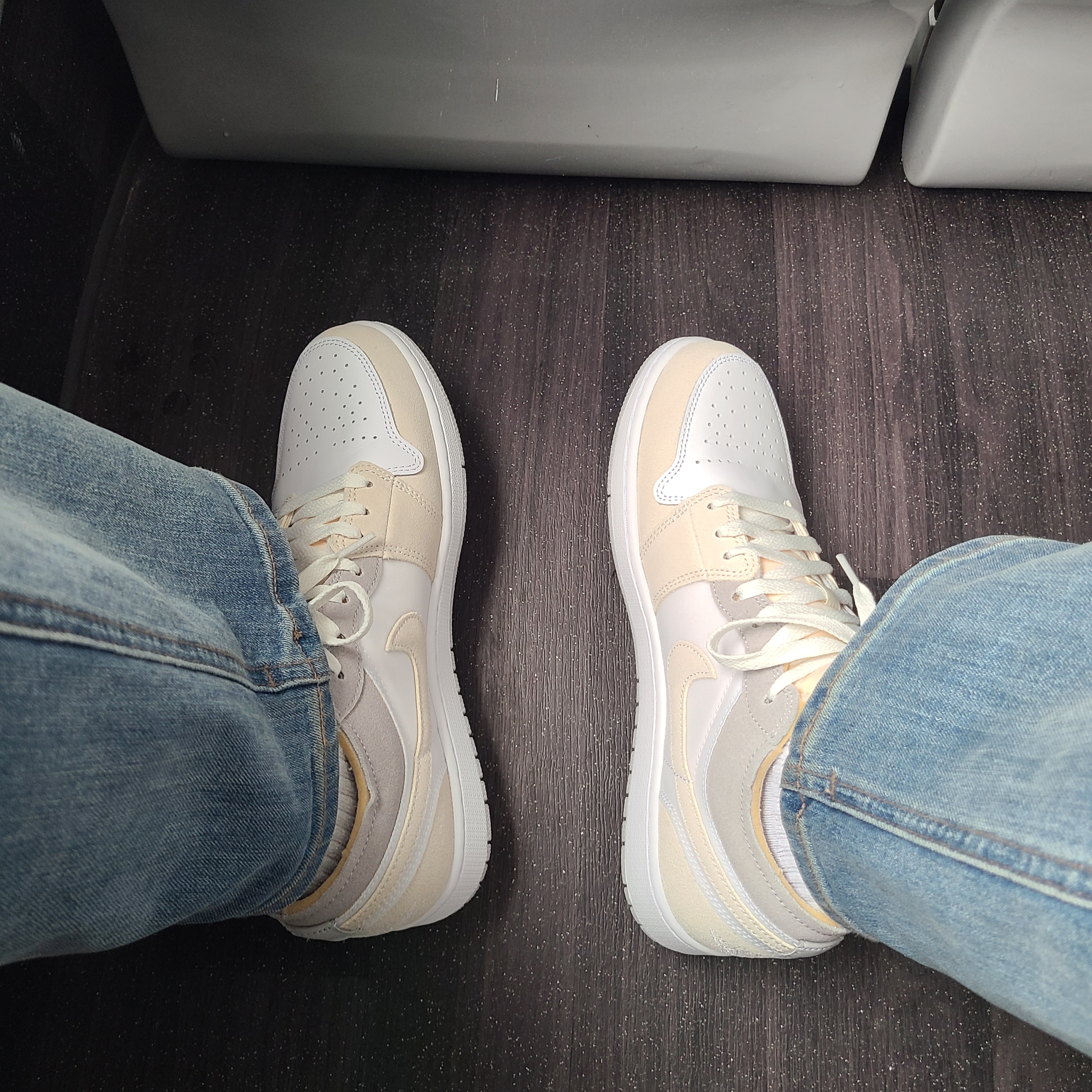 Jordan 1 Low SE Craft White and Phantom 착용 스타일 - 1