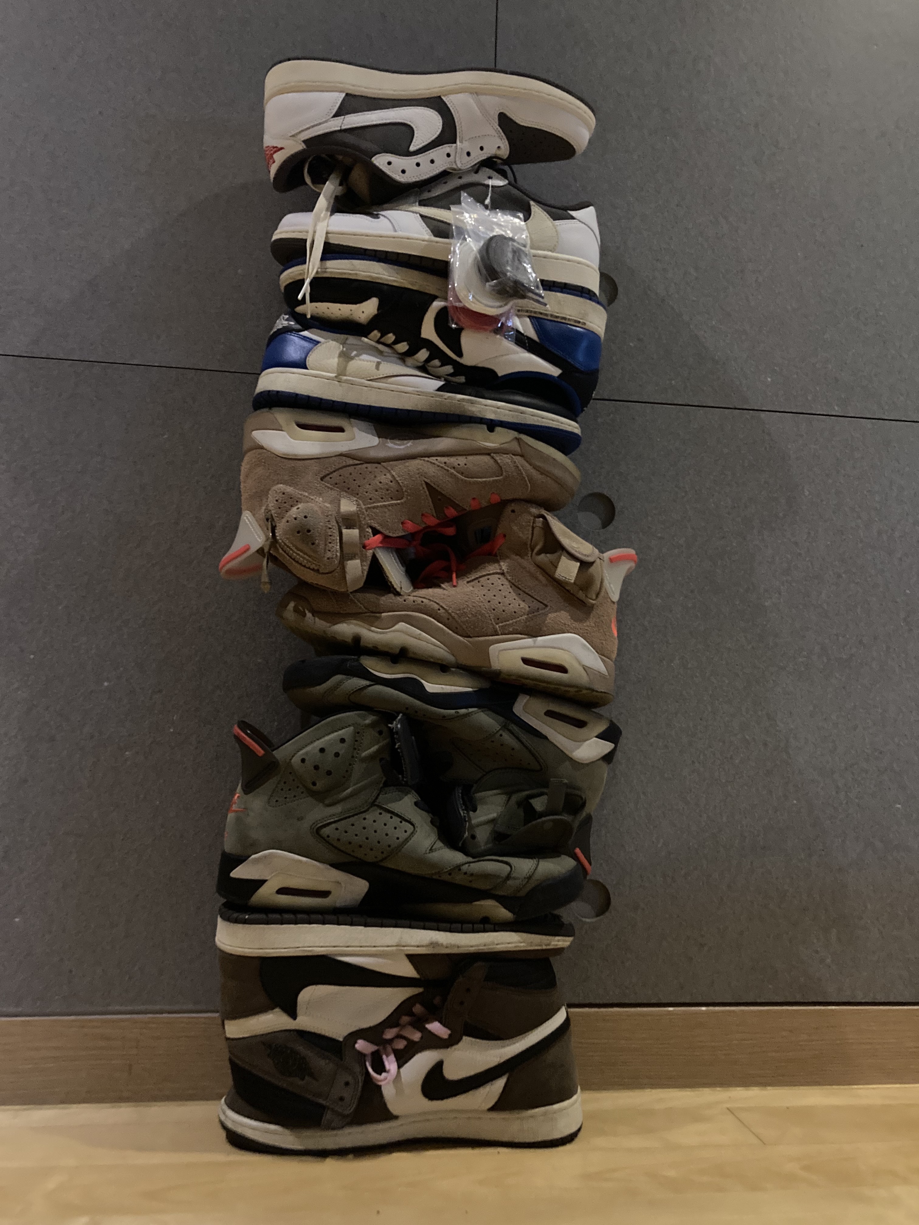 Jordan 1 x Travis Scott Retro Low OG SP Sail and Ridgerock, Jordan 6 x Travis Scott Retro Olive 착용 스타일 - 1