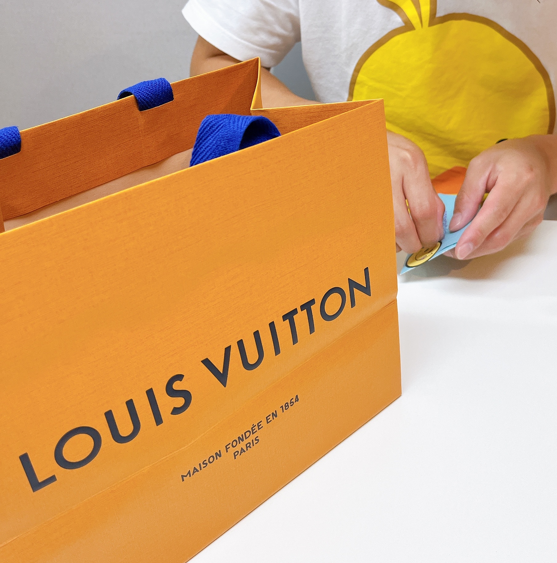 Louis Vuitton Double Card Holder Monogram Eclipse 착용 스타일 - 3