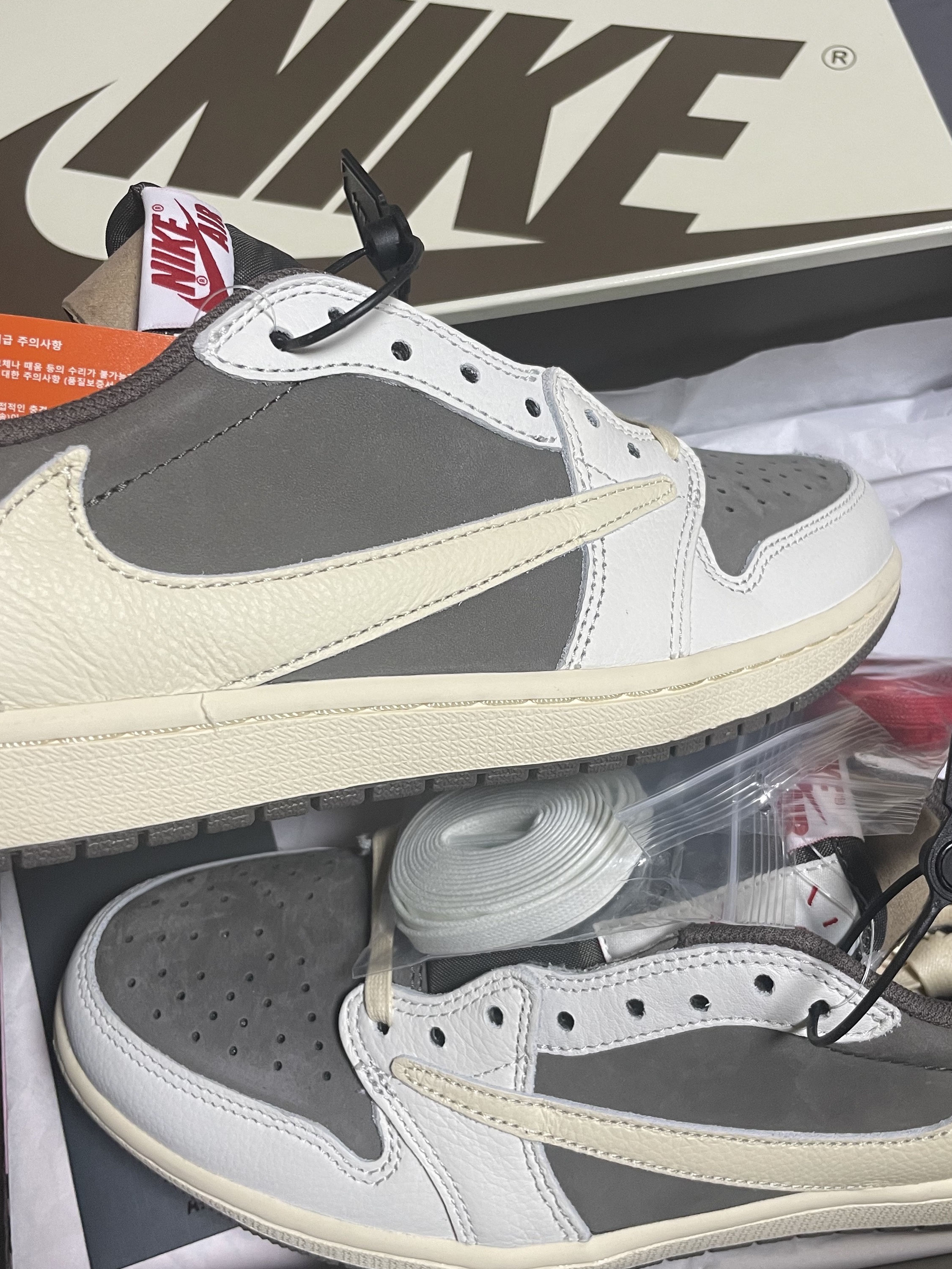 Jordan 1 x Travis Scott Retro Low OG SP Sail and Ridgerock 착용 스타일 - 3